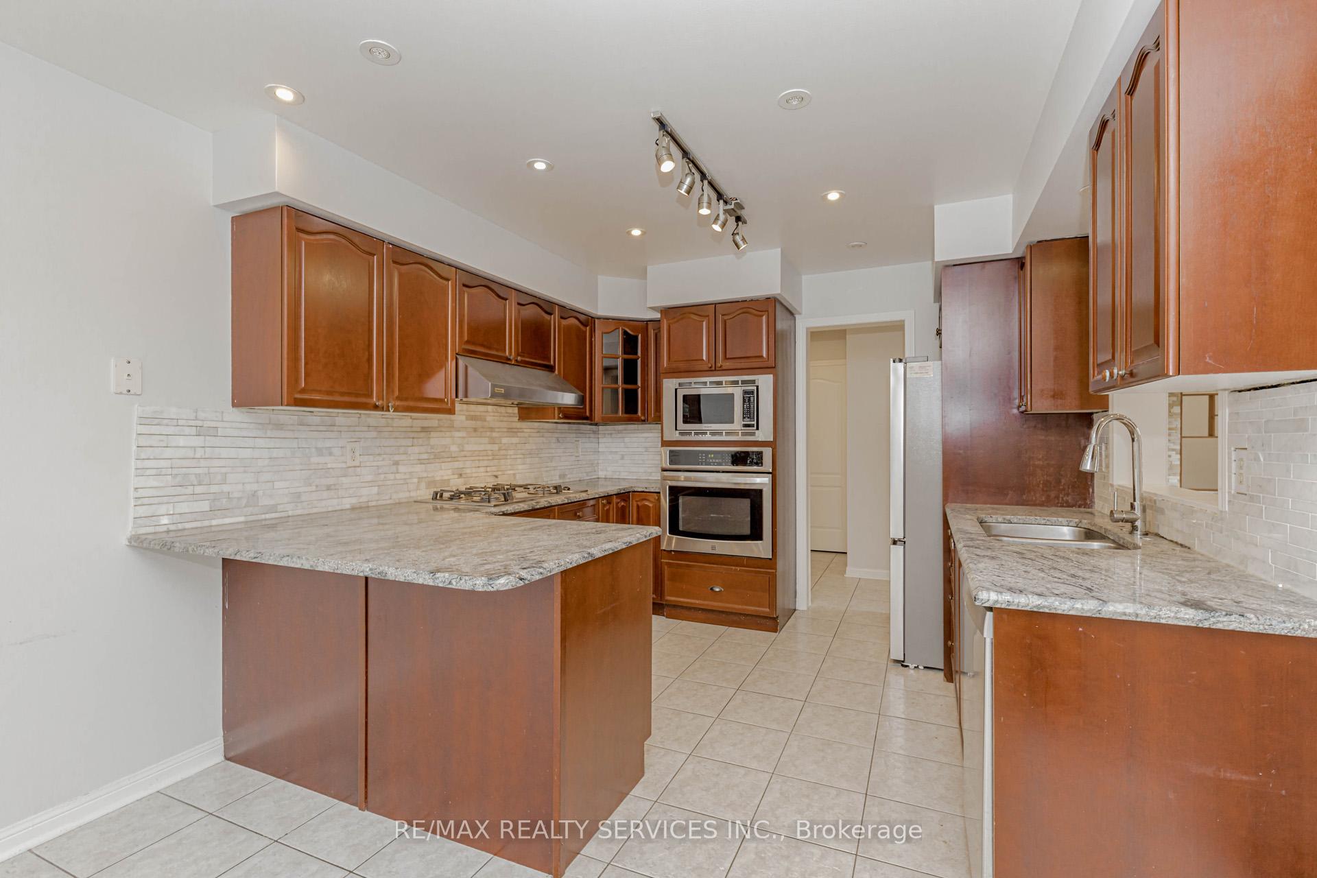 Photo 8 of Unit Upper, 106 Narrow Valley Crescent, Brampton, Sandringham-Wellington — HOMEH