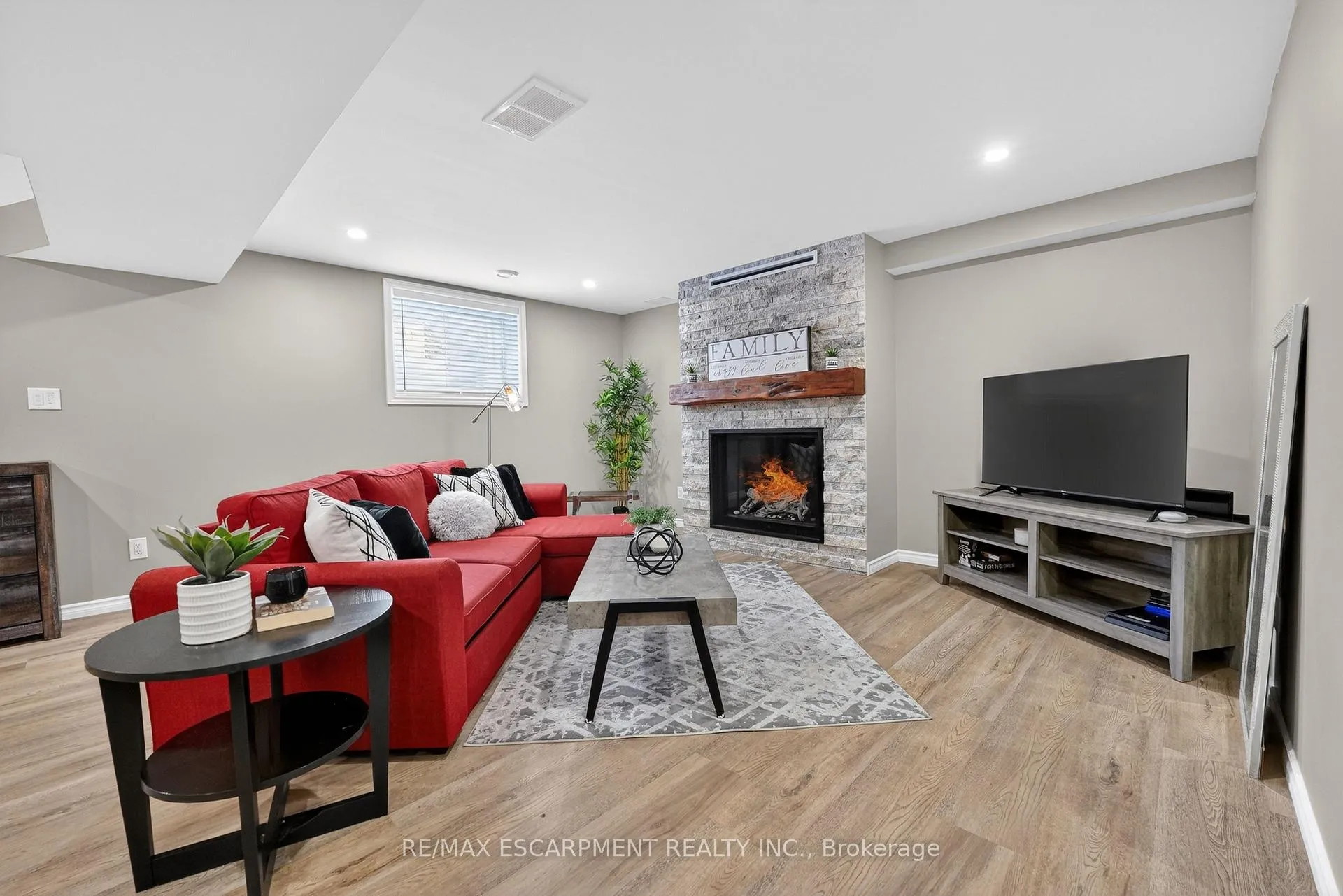 Photo 15 of 13 Dandurand Court, Grimsby, Grimsby East — HOMEH