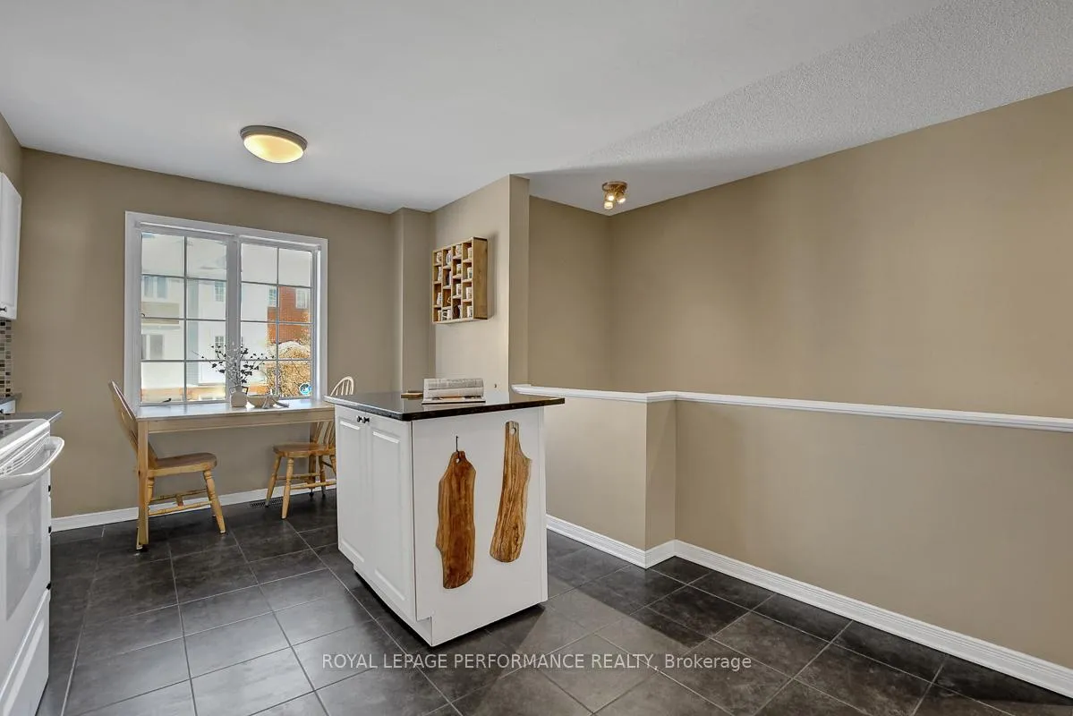 Photo 11 of 95 Manhattan Crescent, Ottawa, Central Park — HOMEH