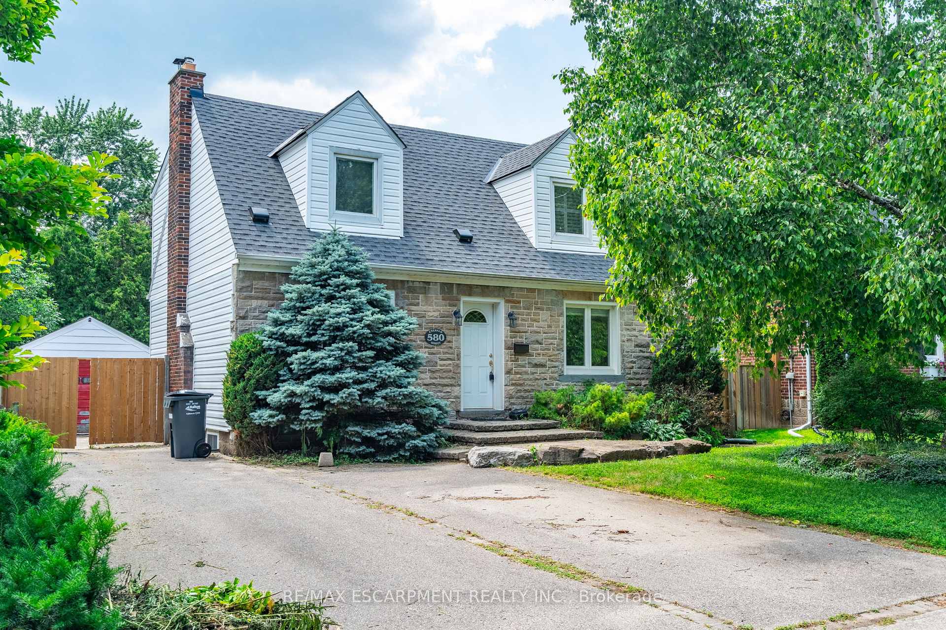Photo 1 of 580 Emerald Street, Burlington, Brant — HOMEH