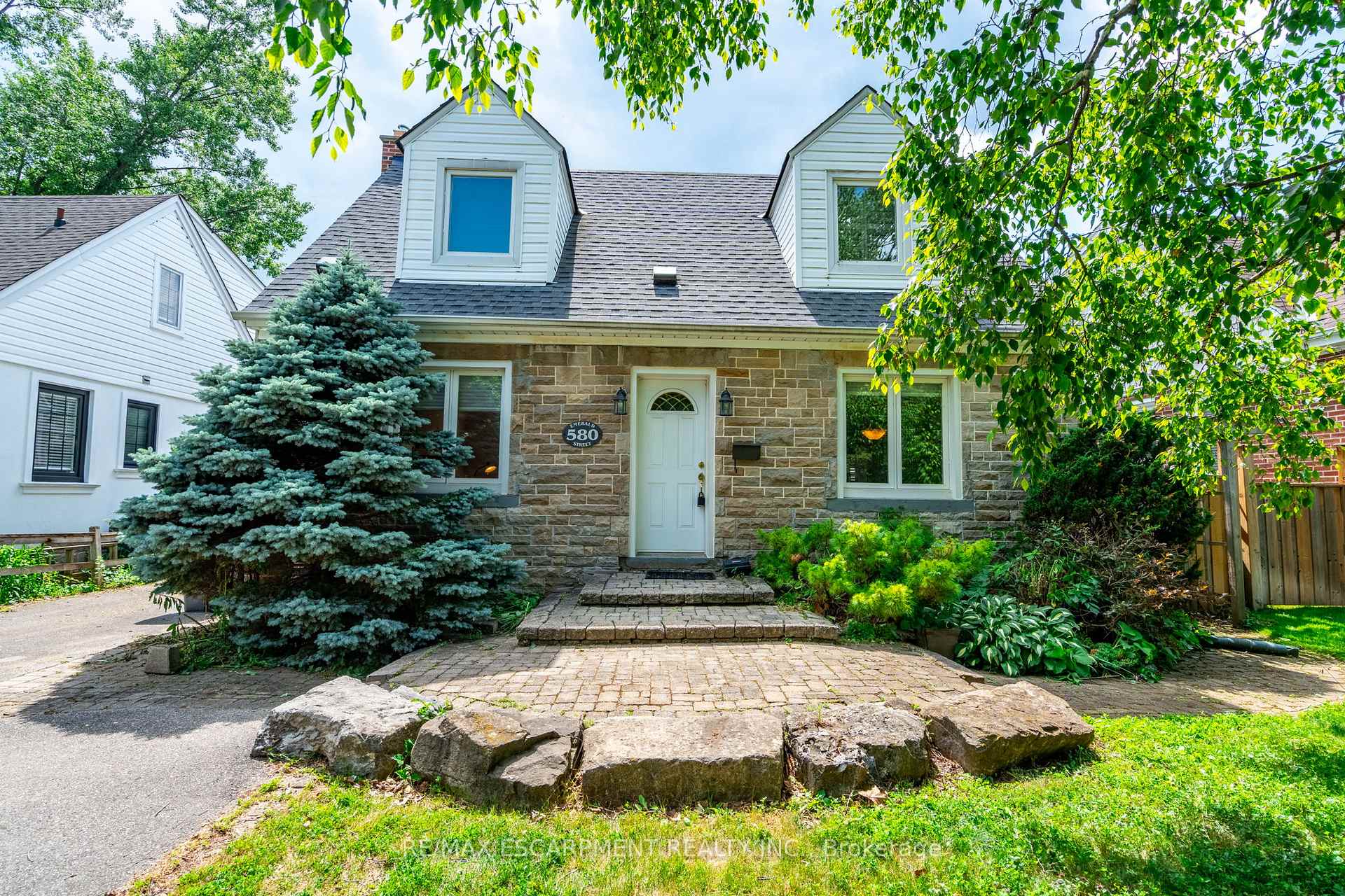 Photo 4 of 580 Emerald Street, Burlington, Brant — HOMEH