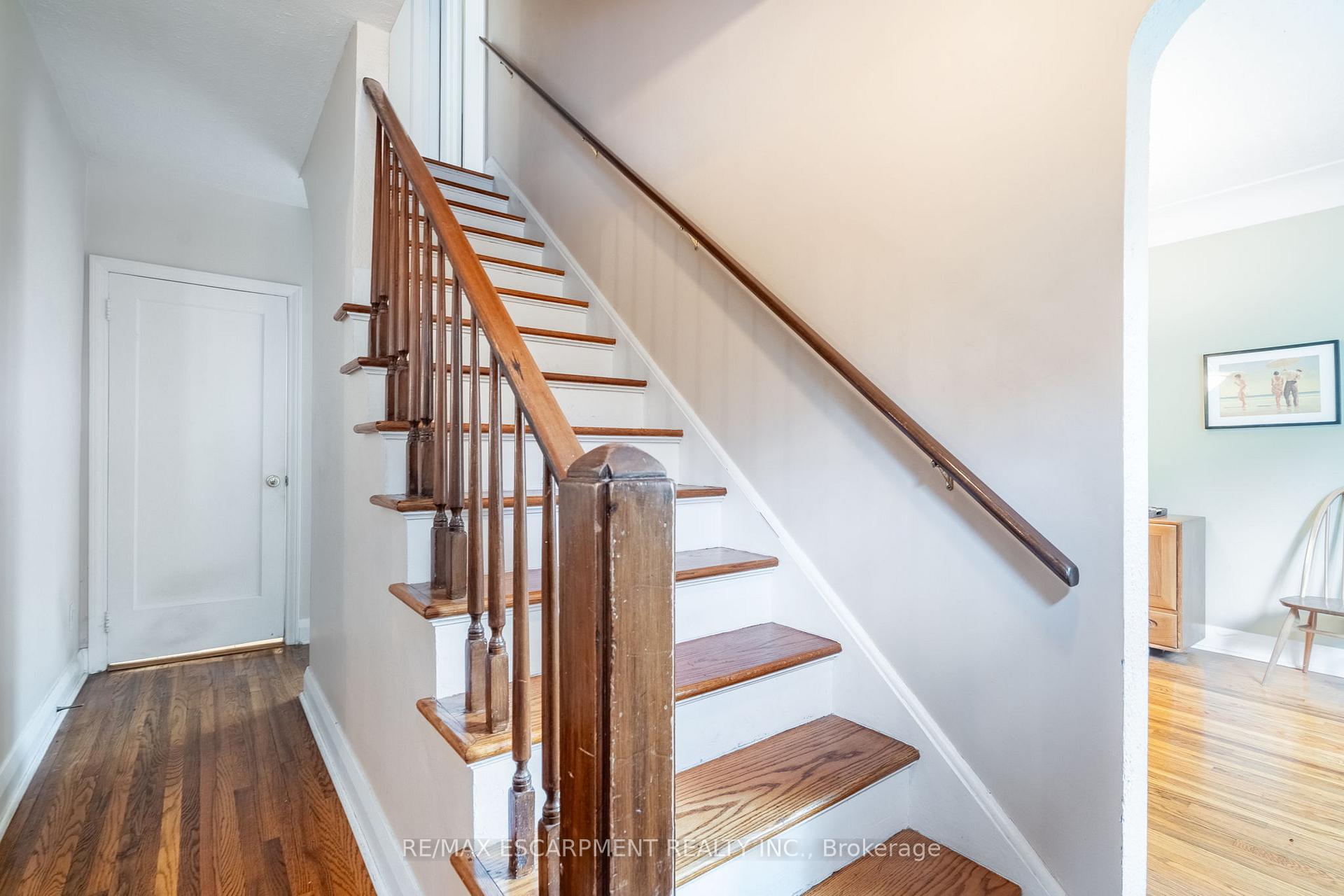 Photo 2 of 580 Emerald Street, Burlington, Brant — HOMEH