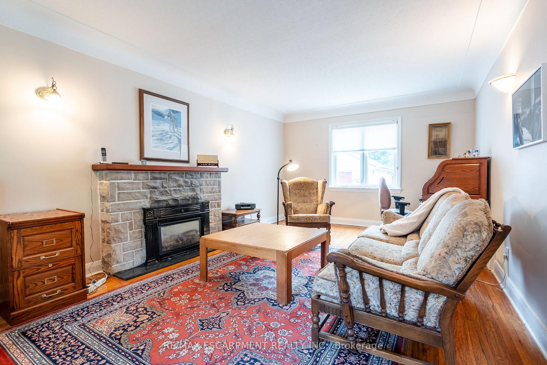Photo 3 of 580 Emerald Street, Burlington, Brant — HOMEH