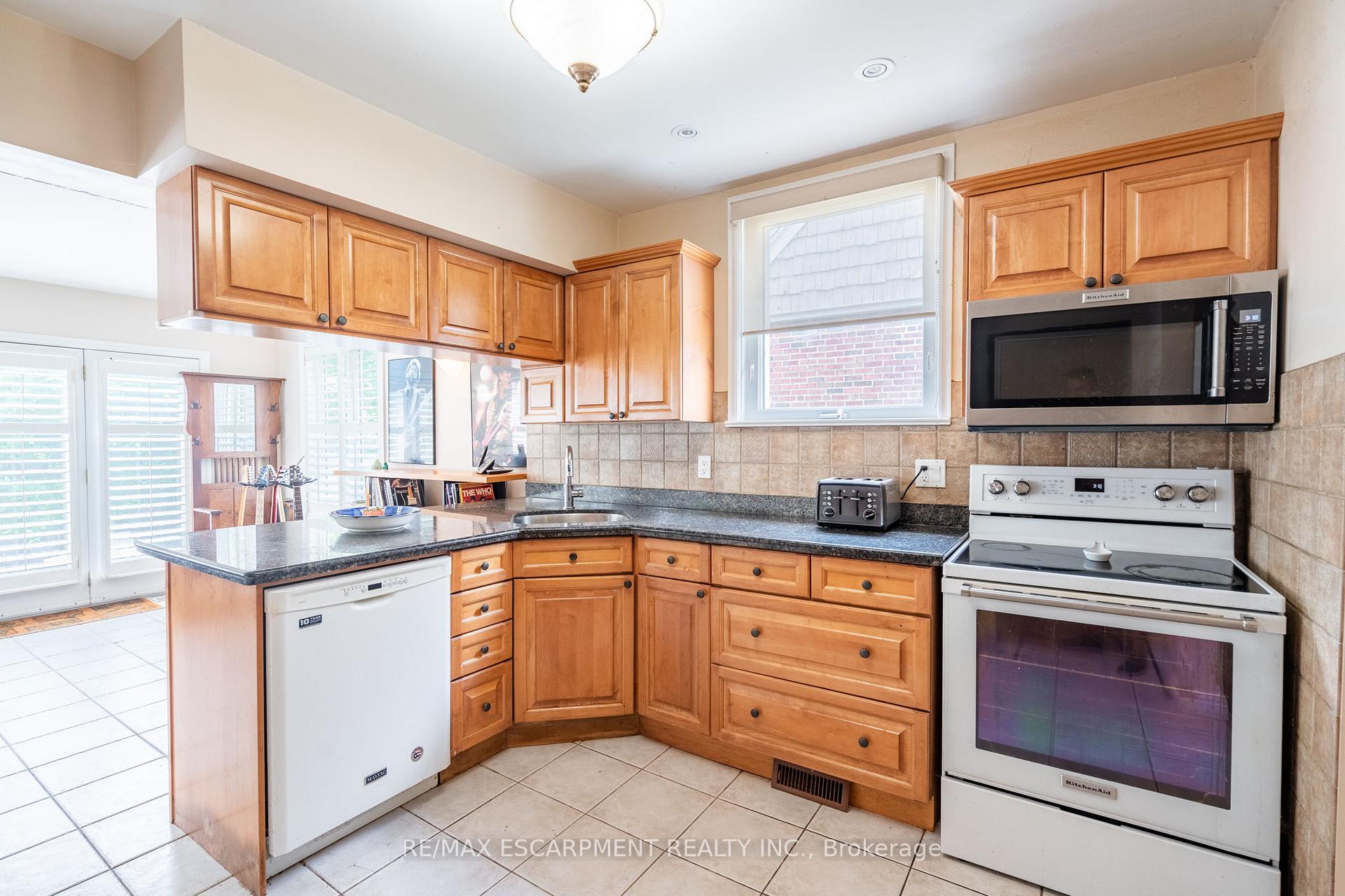 Photo 5 of 580 Emerald Street, Burlington, Brant — HOMEH