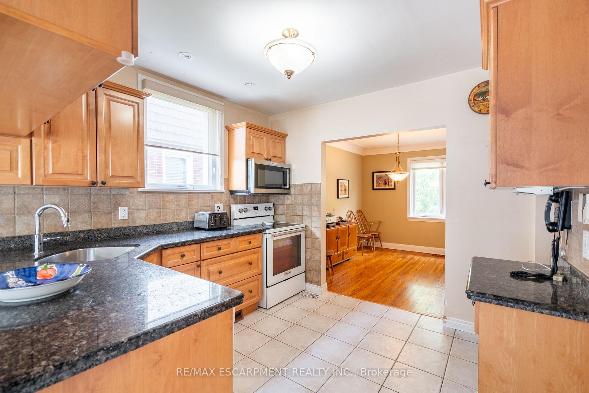 Photo 21 of 580 Emerald Street, Burlington, Brant — HOMEH