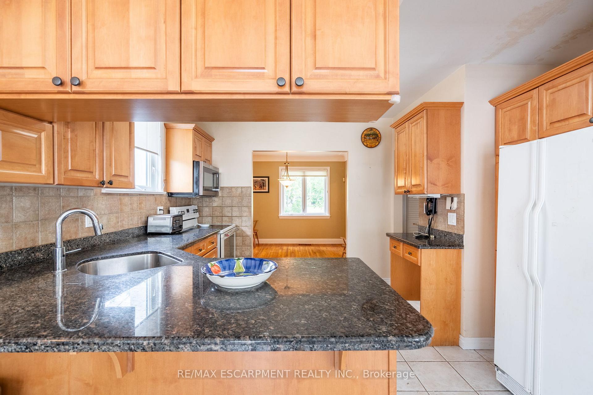 Photo 14 of 580 Emerald Street, Burlington, Brant — HOMEH