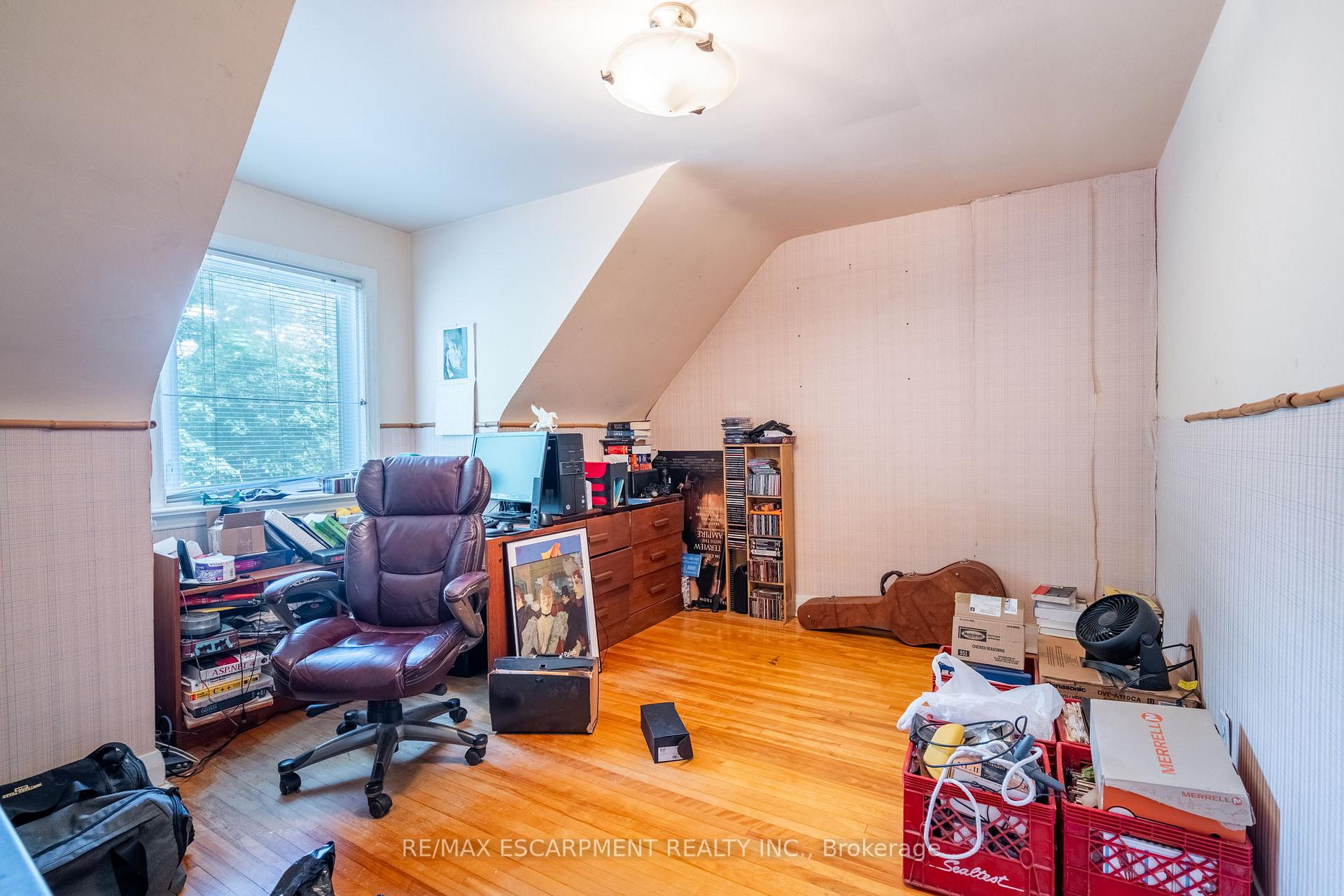 Photo 12 of 580 Emerald Street, Burlington, Brant — HOMEH