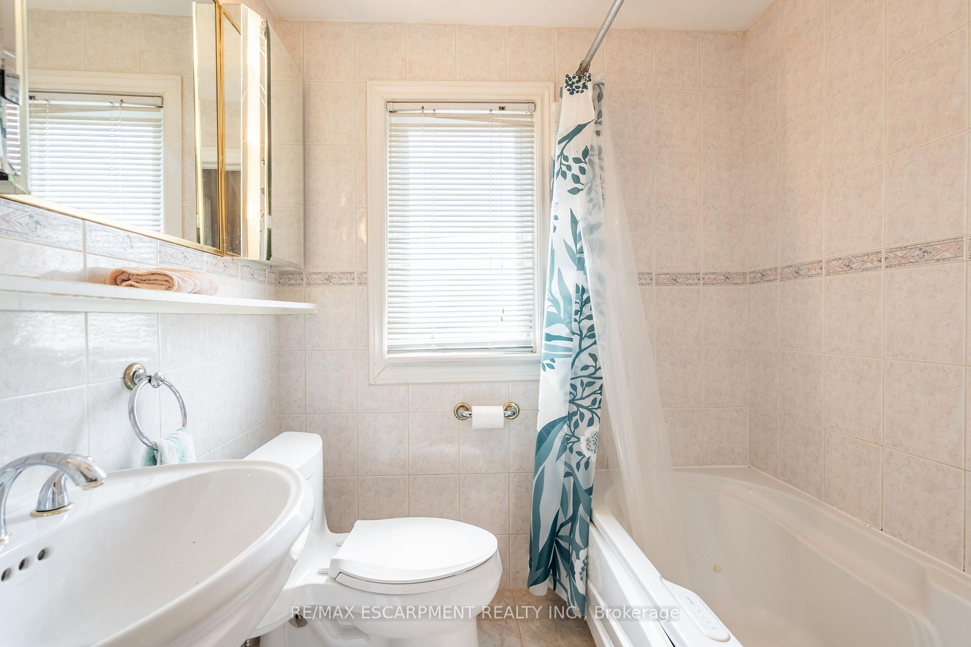 Photo 13 of 580 Emerald Street, Burlington, Brant — HOMEH