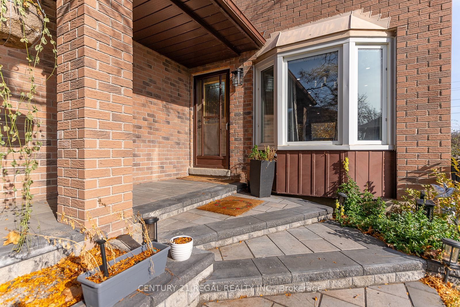 Photo 3 of 28 Upland Drive, Whitby, Blue Grass Meadows — HOMEH