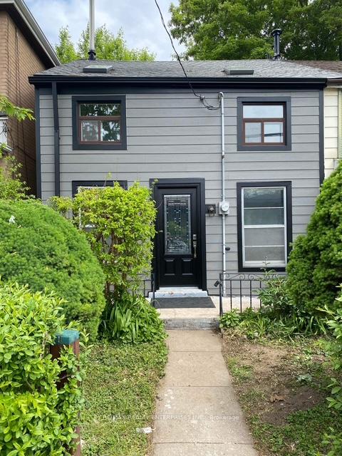 Front of 396 Macnab Street N