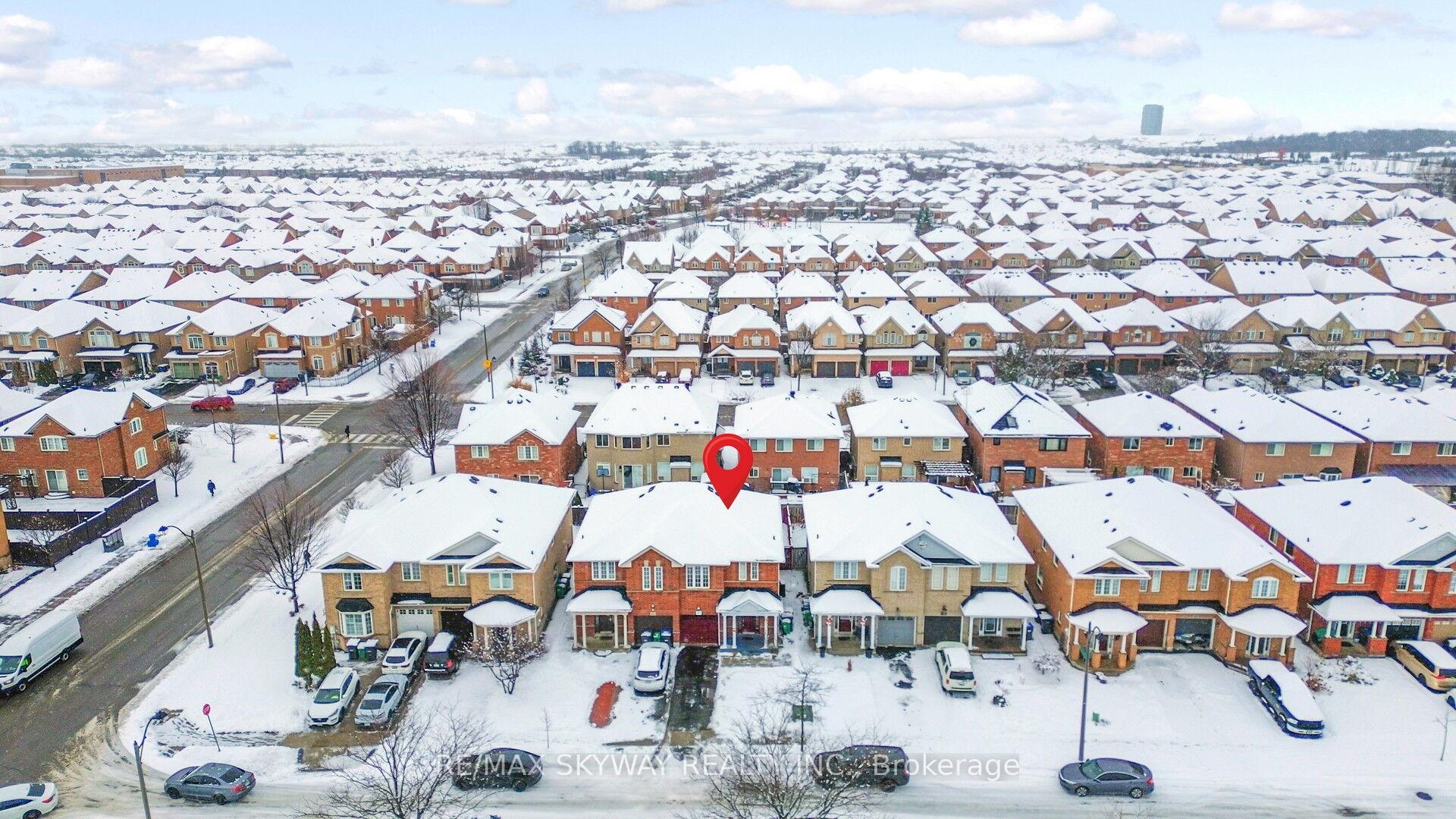 Photo 2 of 8 Hollingsworth Circle, Brampton, Fletcher's Meadow — HOMEH
