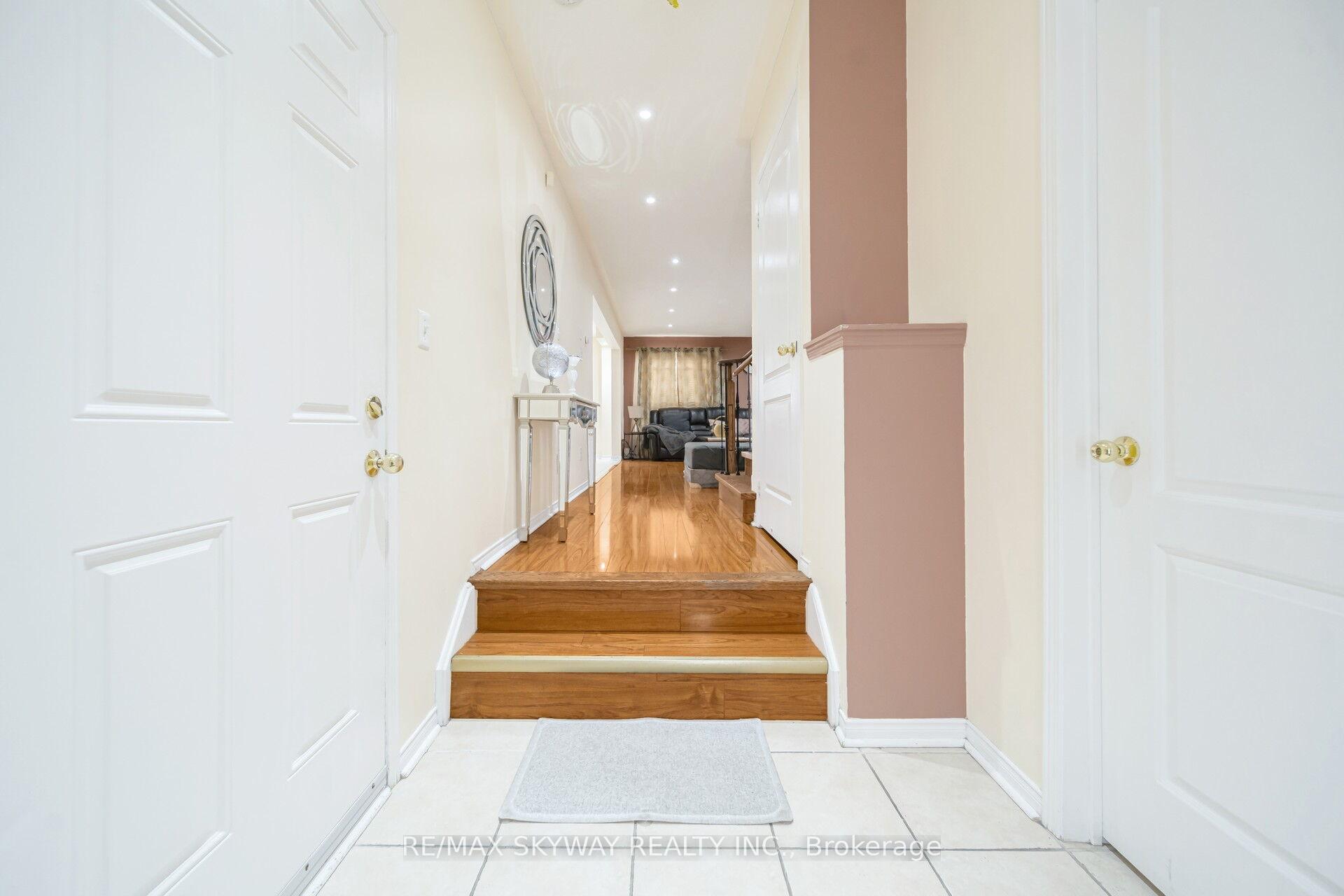 Photo 9 of 8 Hollingsworth Circle, Brampton, Fletcher's Meadow — HOMEH