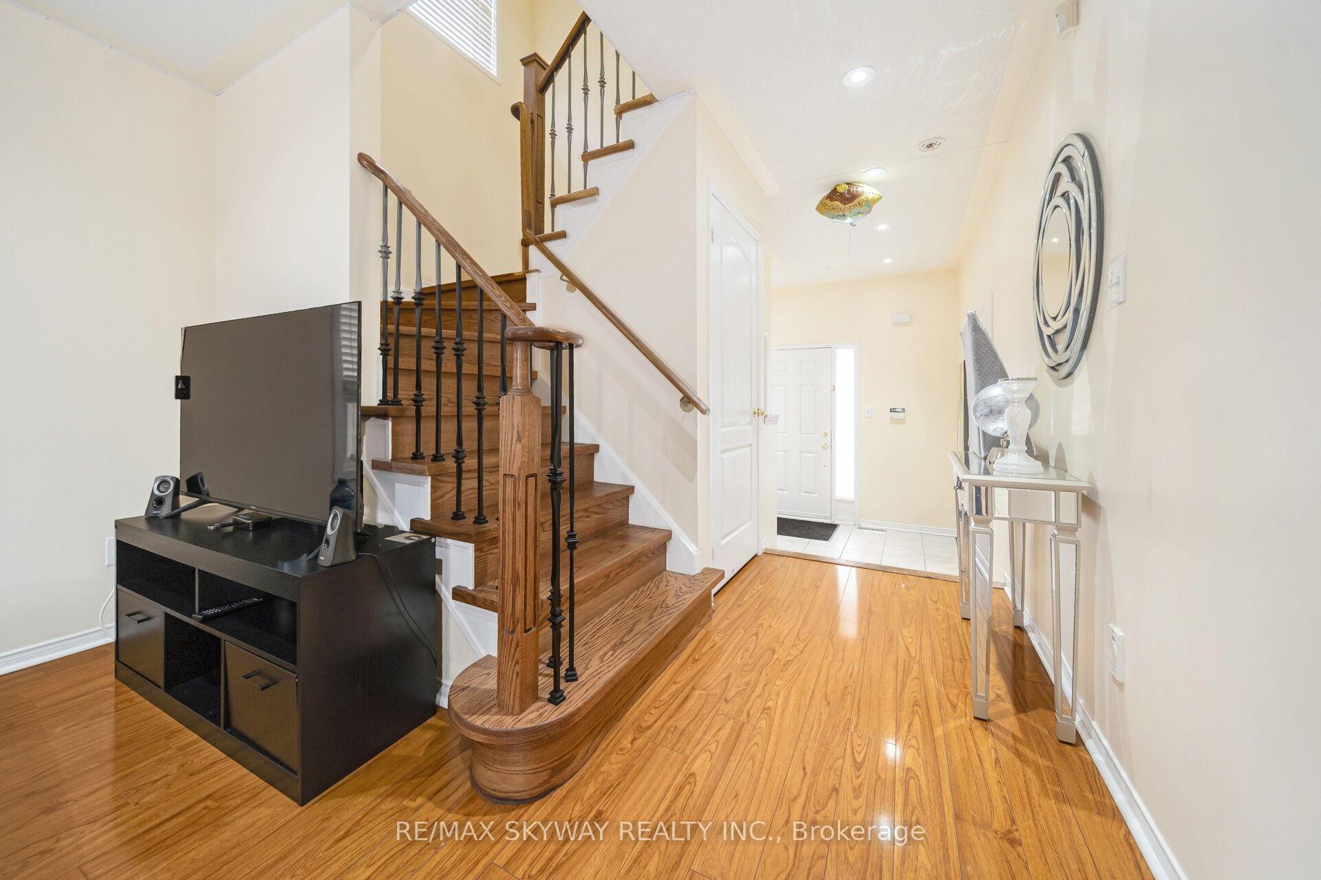 Photo 10 of 8 Hollingsworth Circle, Brampton, Fletcher's Meadow — HOMEH