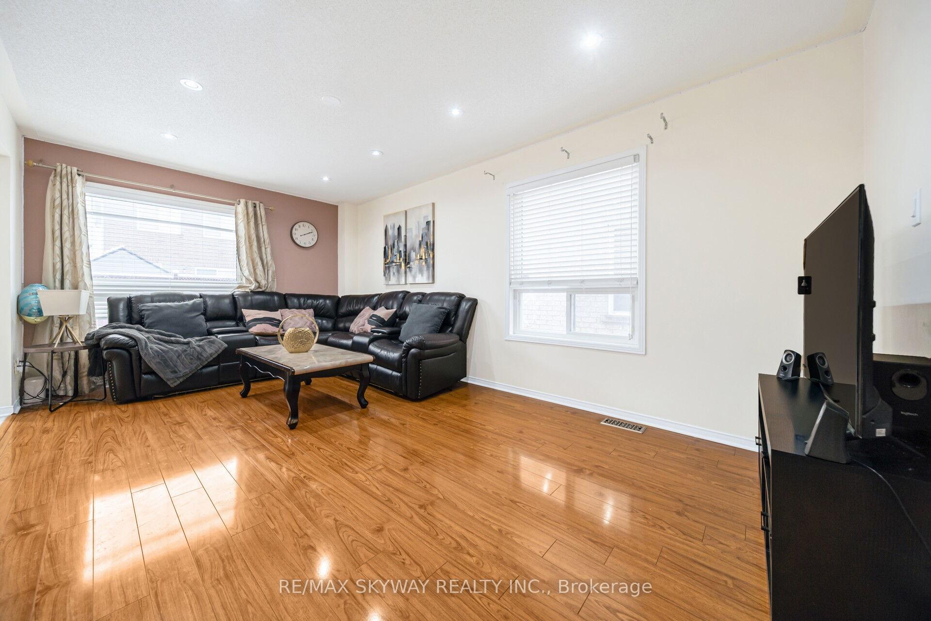 Photo 11 of 8 Hollingsworth Circle, Brampton, Fletcher's Meadow — HOMEH