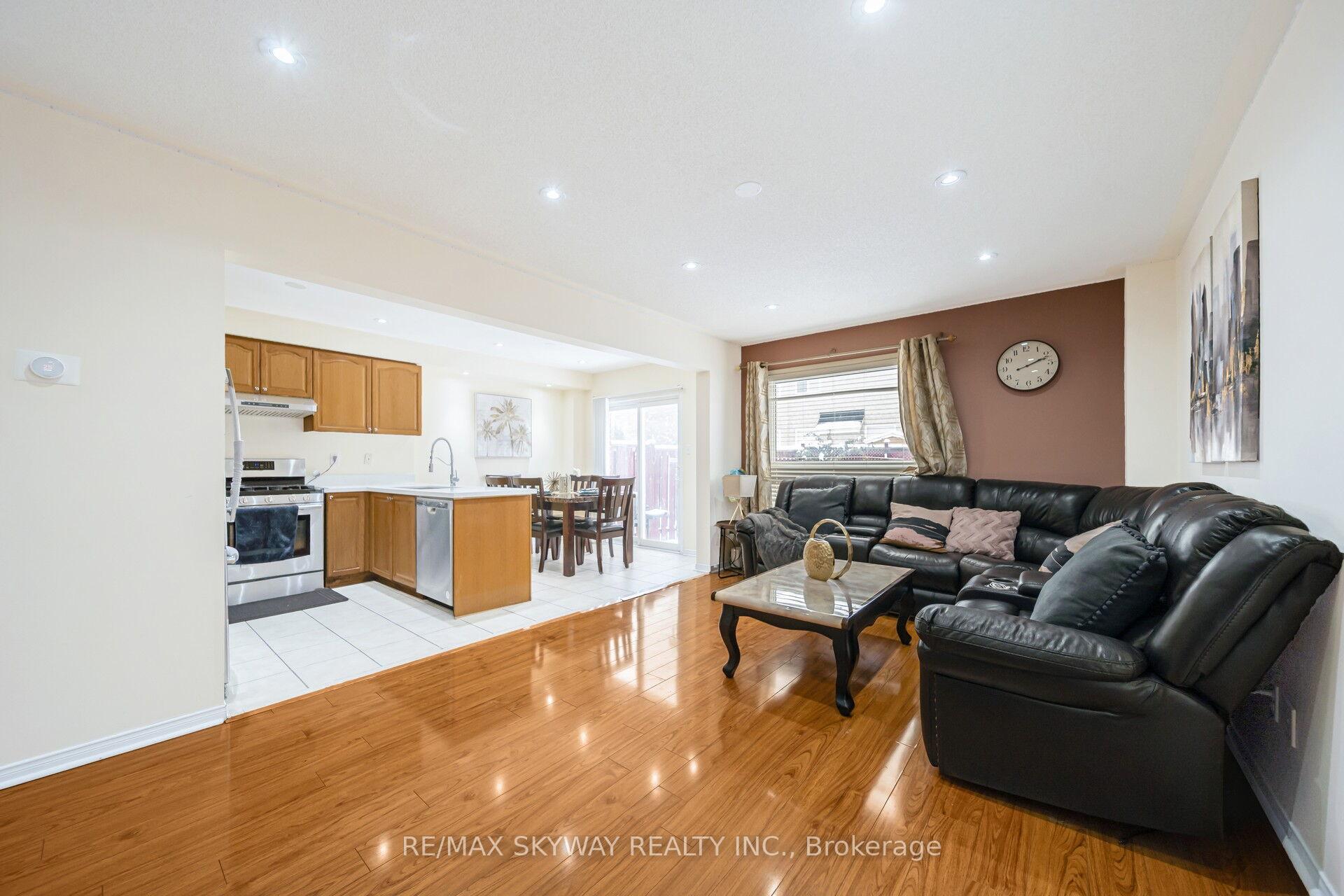 Photo 12 of 8 Hollingsworth Circle, Brampton, Fletcher's Meadow — HOMEH