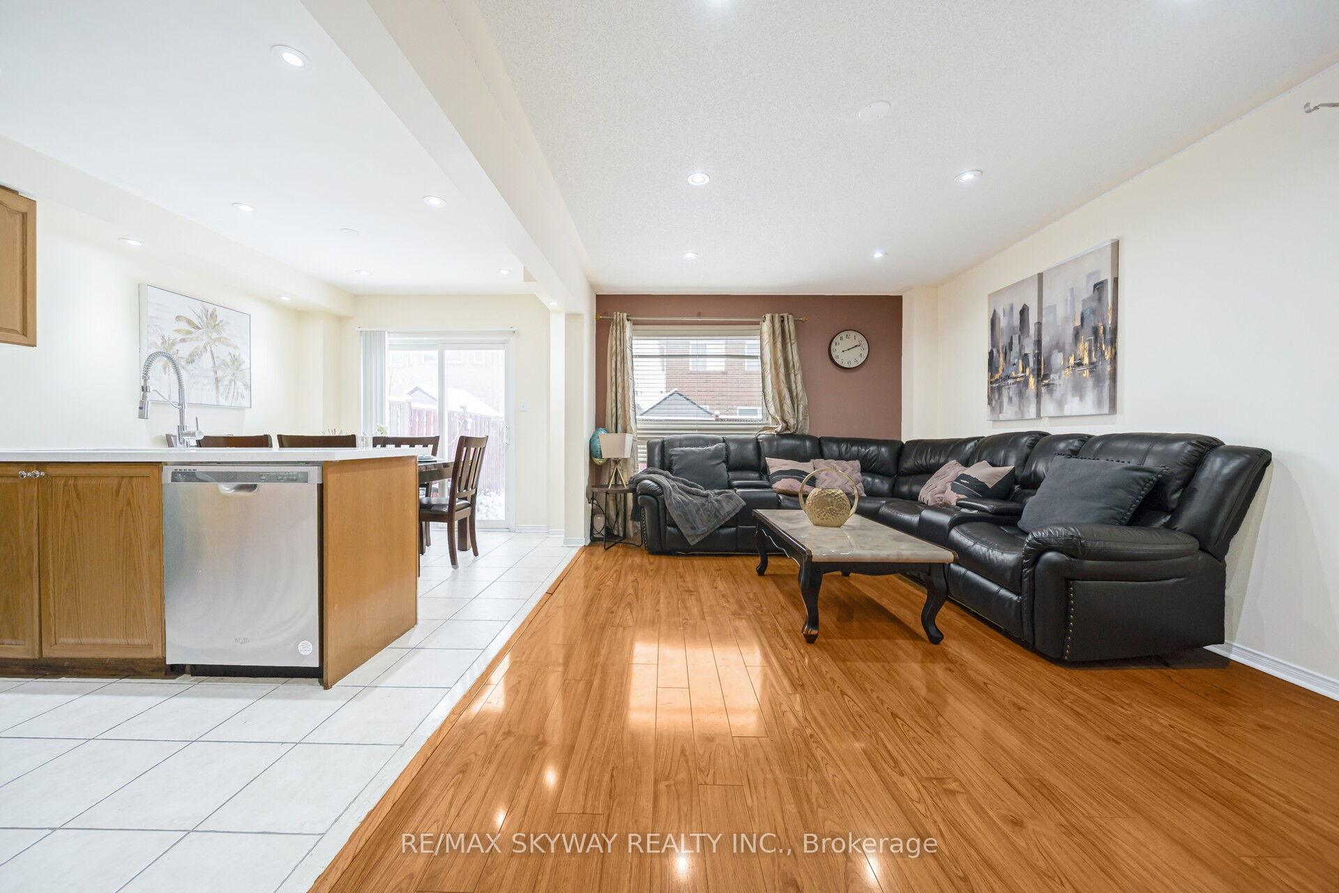 Photo 13 of 8 Hollingsworth Circle, Brampton, Fletcher's Meadow — HOMEH