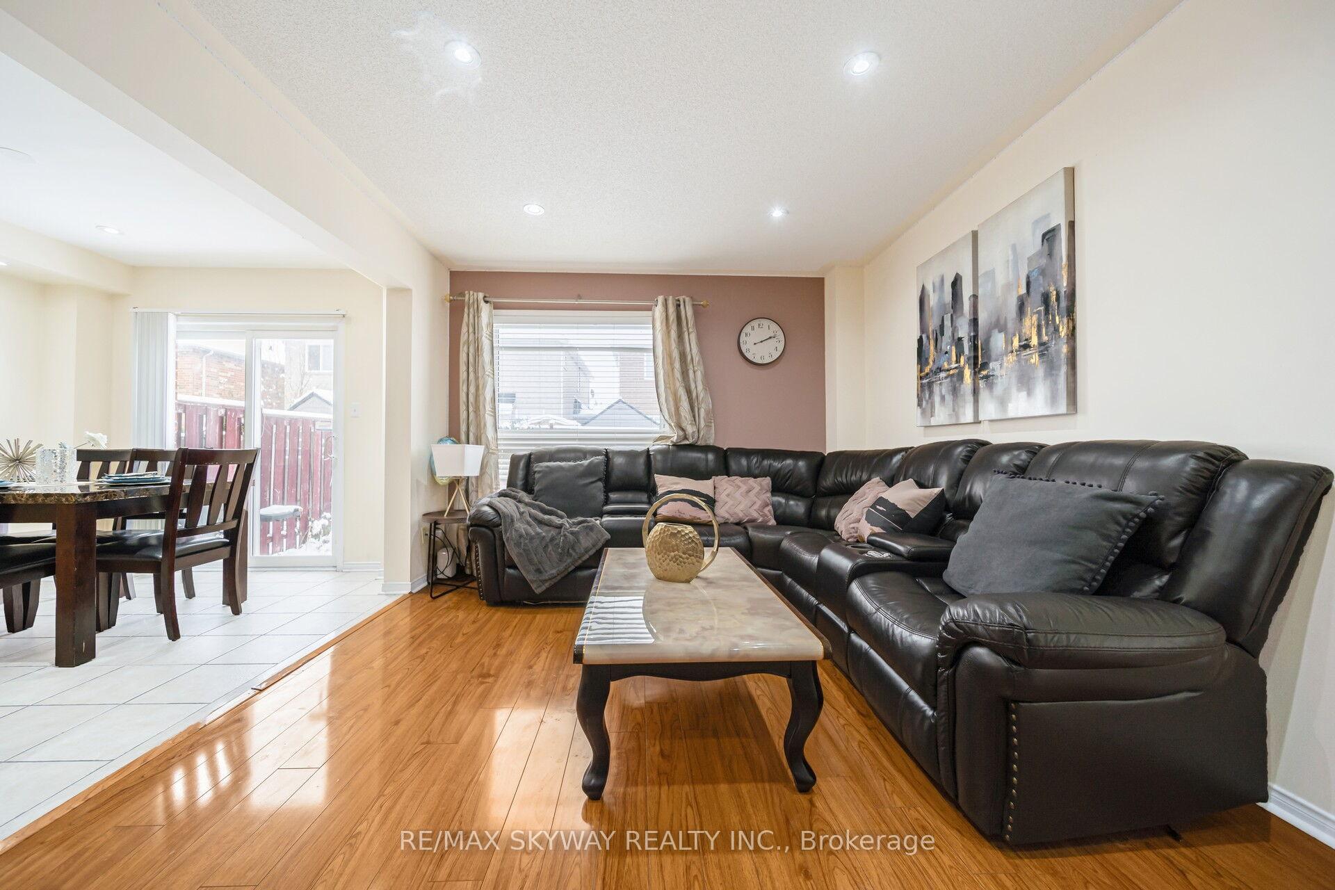 Photo 14 of 8 Hollingsworth Circle, Brampton, Fletcher's Meadow — HOMEH