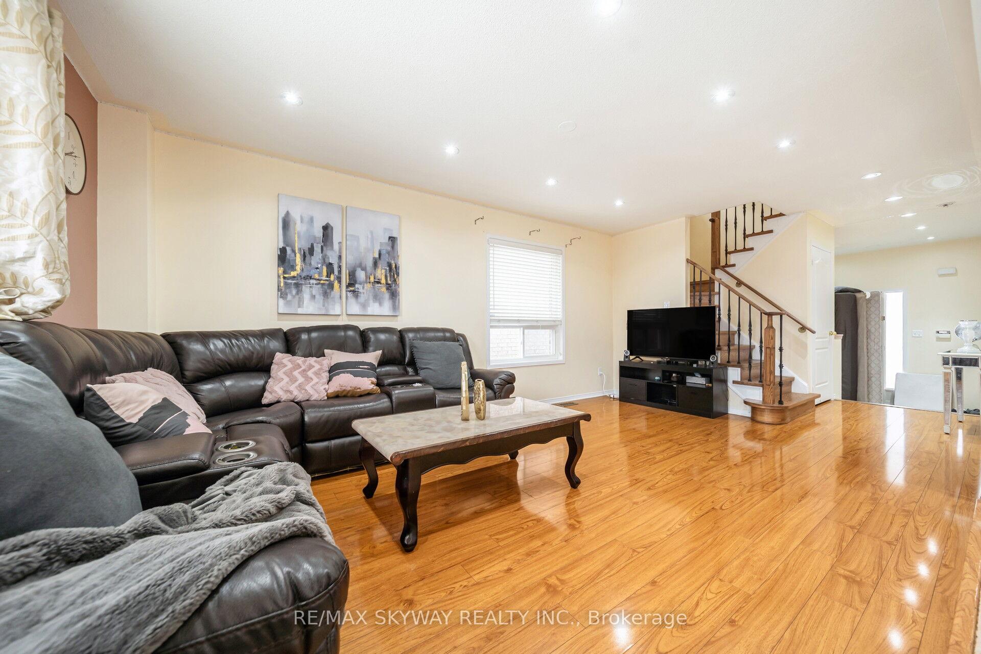 Photo 15 of 8 Hollingsworth Circle, Brampton, Fletcher's Meadow — HOMEH