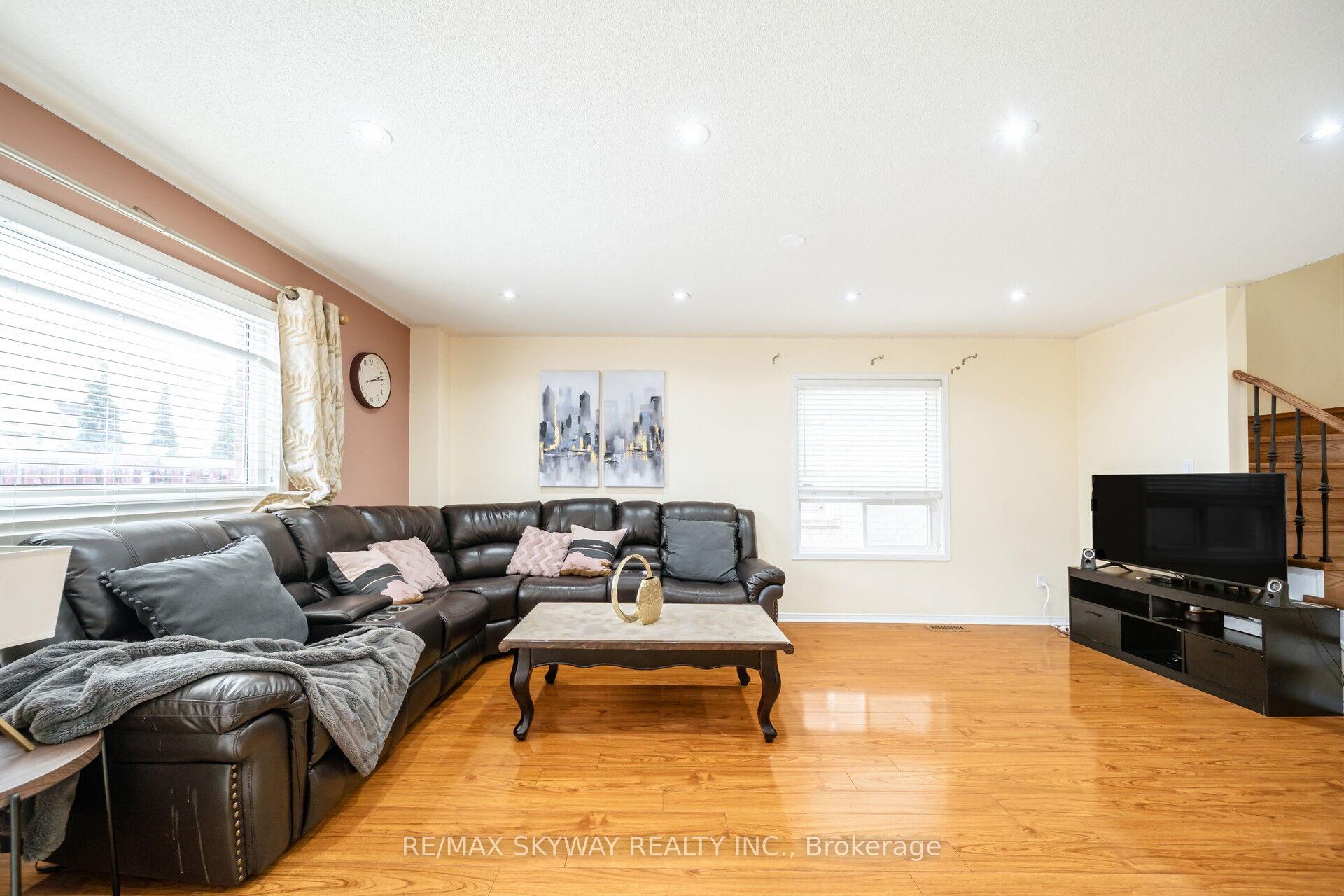 Photo 16 of 8 Hollingsworth Circle, Brampton, Fletcher's Meadow — HOMEH