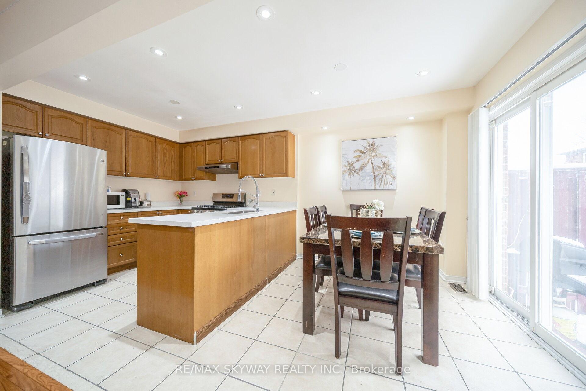 Photo 17 of 8 Hollingsworth Circle, Brampton, Fletcher's Meadow — HOMEH