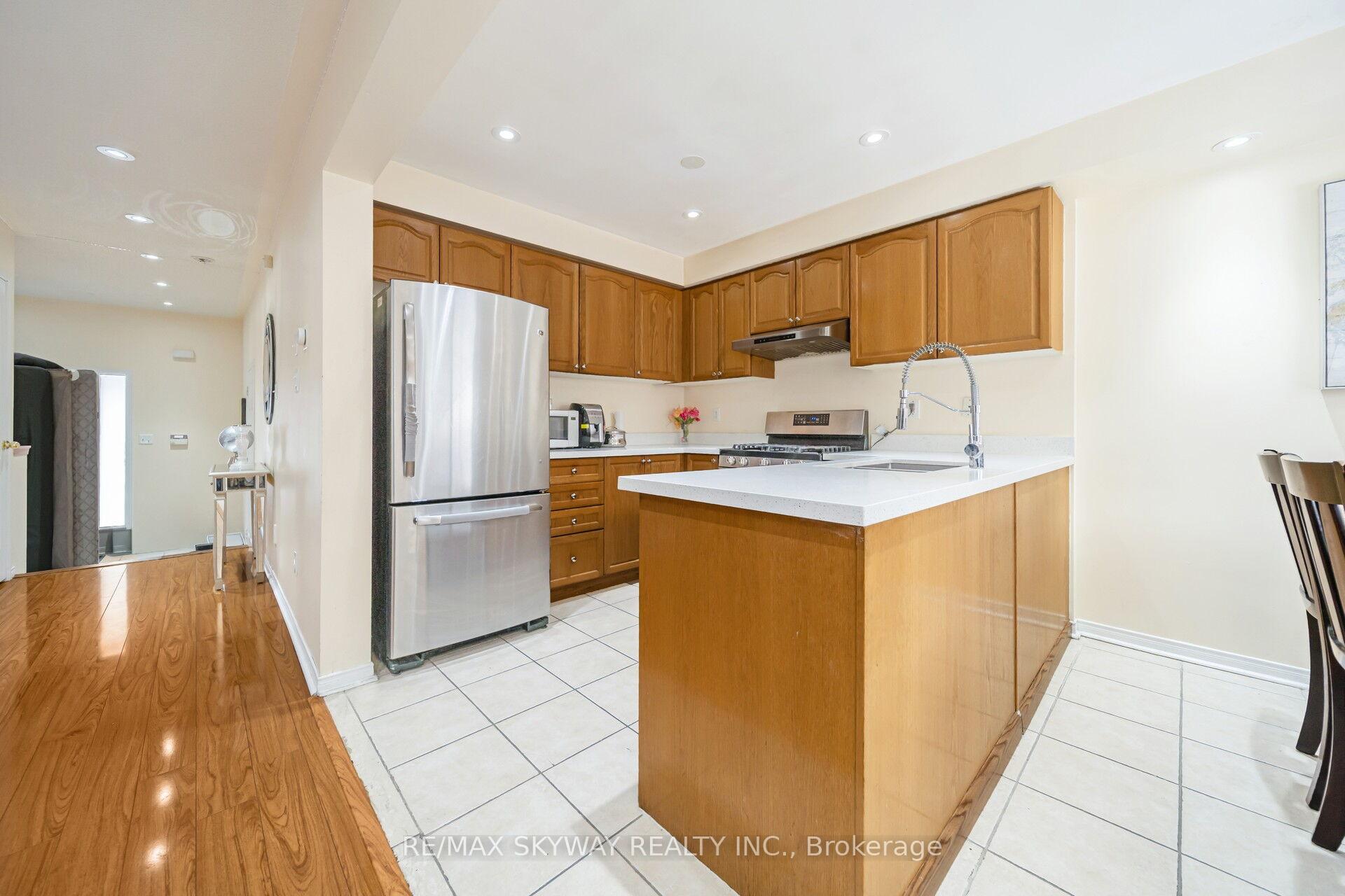 Photo 18 of 8 Hollingsworth Circle, Brampton, Fletcher's Meadow — HOMEH