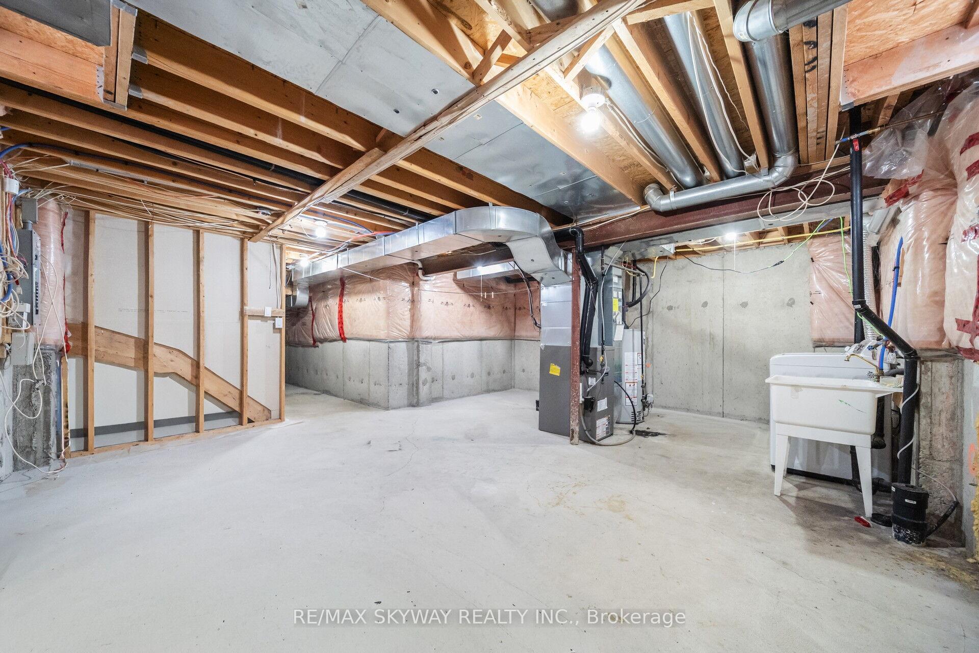 Photo 40 of 8 Hollingsworth Circle, Brampton, Fletcher's Meadow — HOMEH