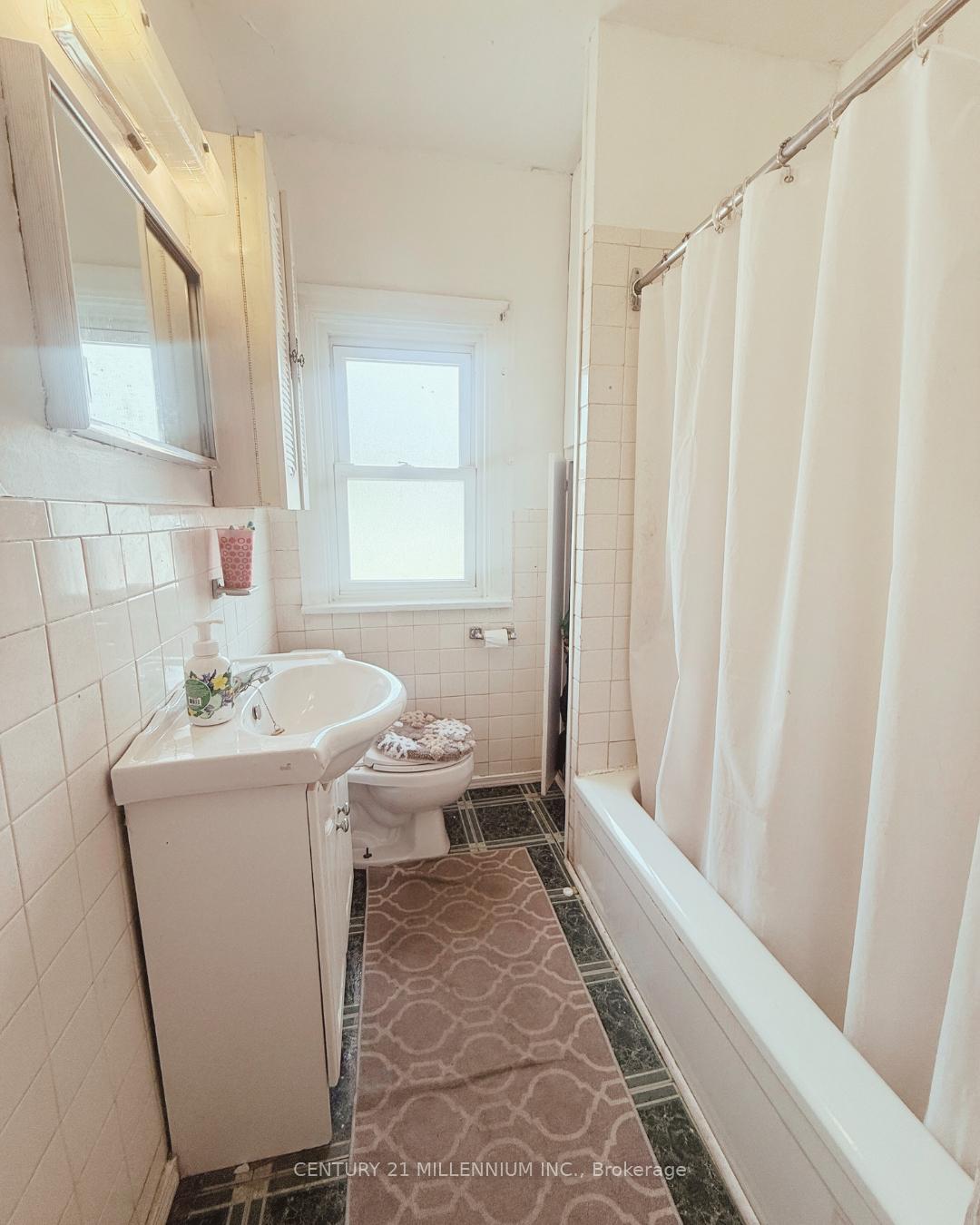 Photo 3 of 237 Balsam Avenue S, Hamilton, Blakeley — HOMEH
