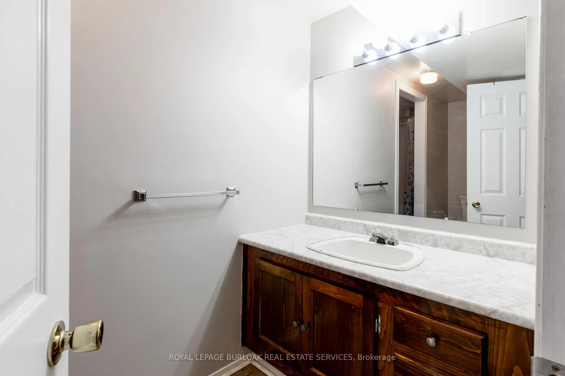 Photo 190 of 128 Brian Boulevard, Hamilton, Waterdown — HOMEH