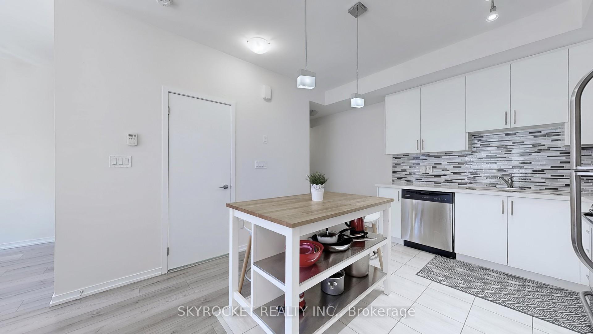 Photo 4 of Unit B18, 26 Bruce Street, Vaughan, East Woodbridge — HOMEH