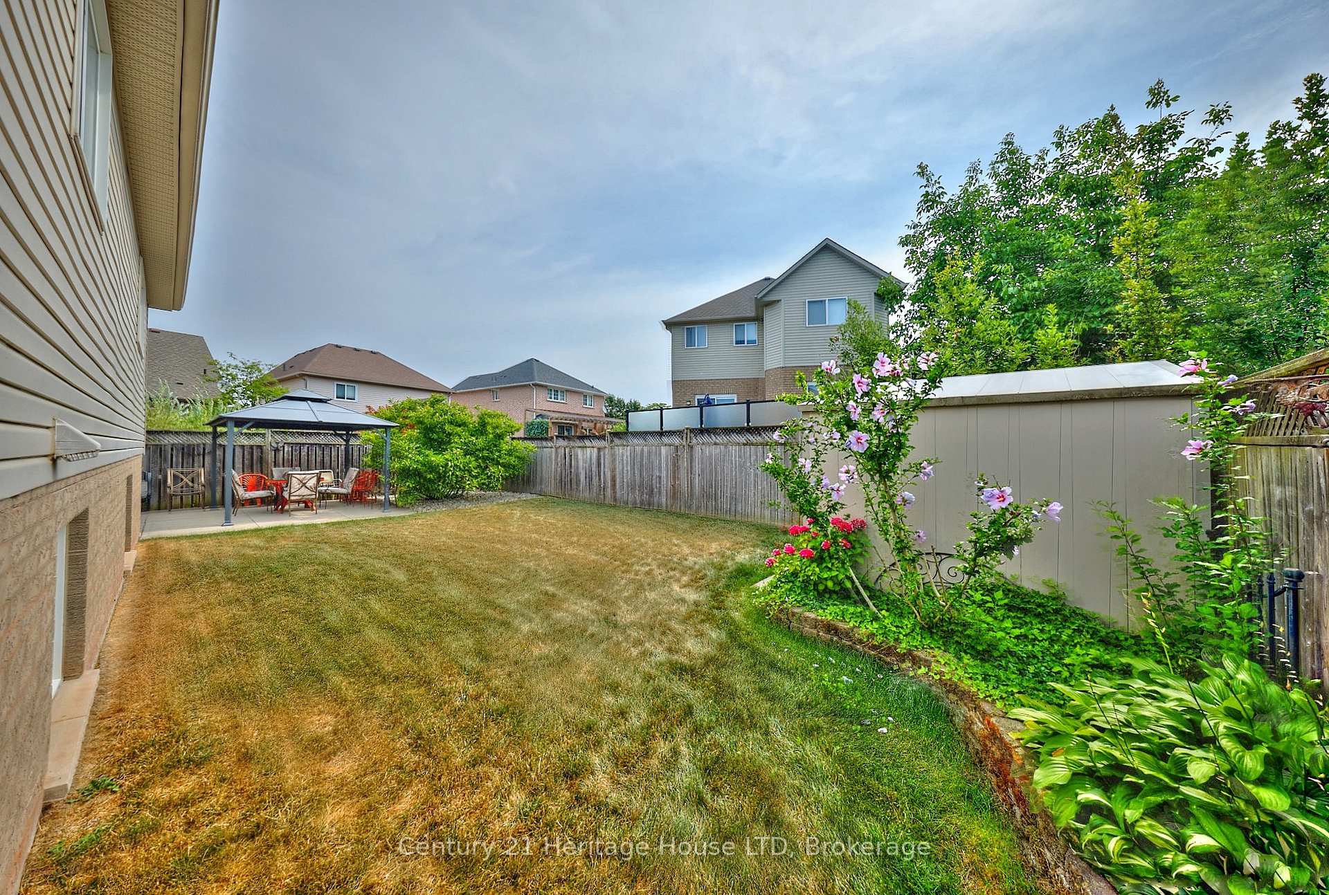 Photo 2 of 222 Dorchester Drive, Grimsby, Grimsby East — HOMEH