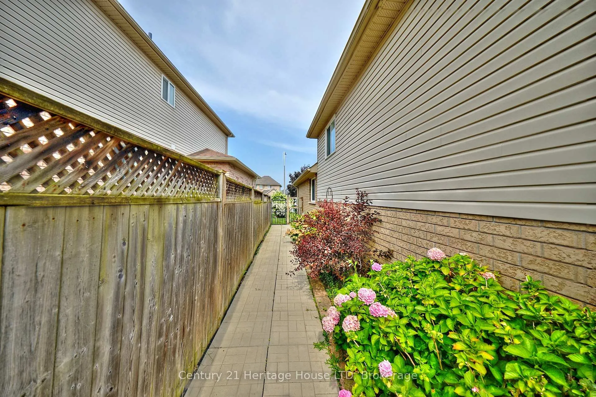 Photo 36 of 222 Dorchester Drive, Grimsby, Grimsby East — HOMEH