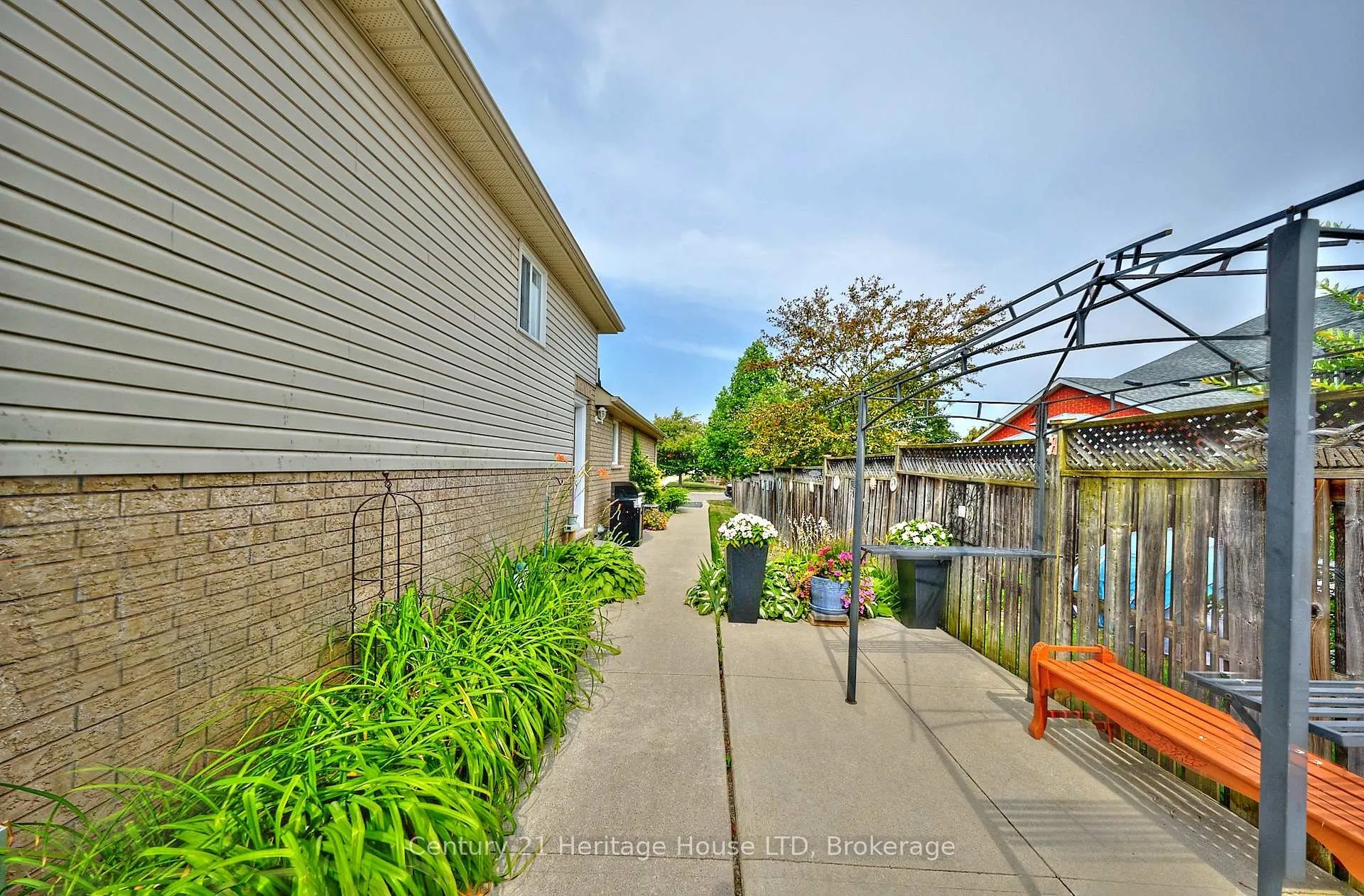 Photo 41 of 222 Dorchester Drive, Grimsby, Grimsby East — HOMEH