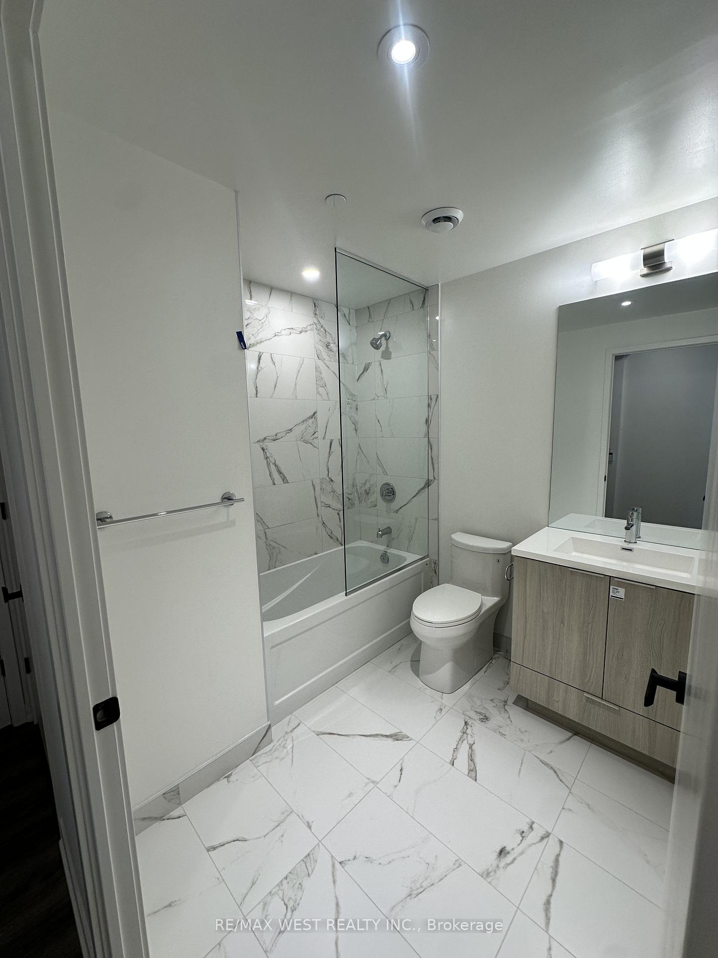 Photo 2 of Unit 3212, 8 interchange Way, Vaughan, Vaughan Corporate Centre — HOMEH