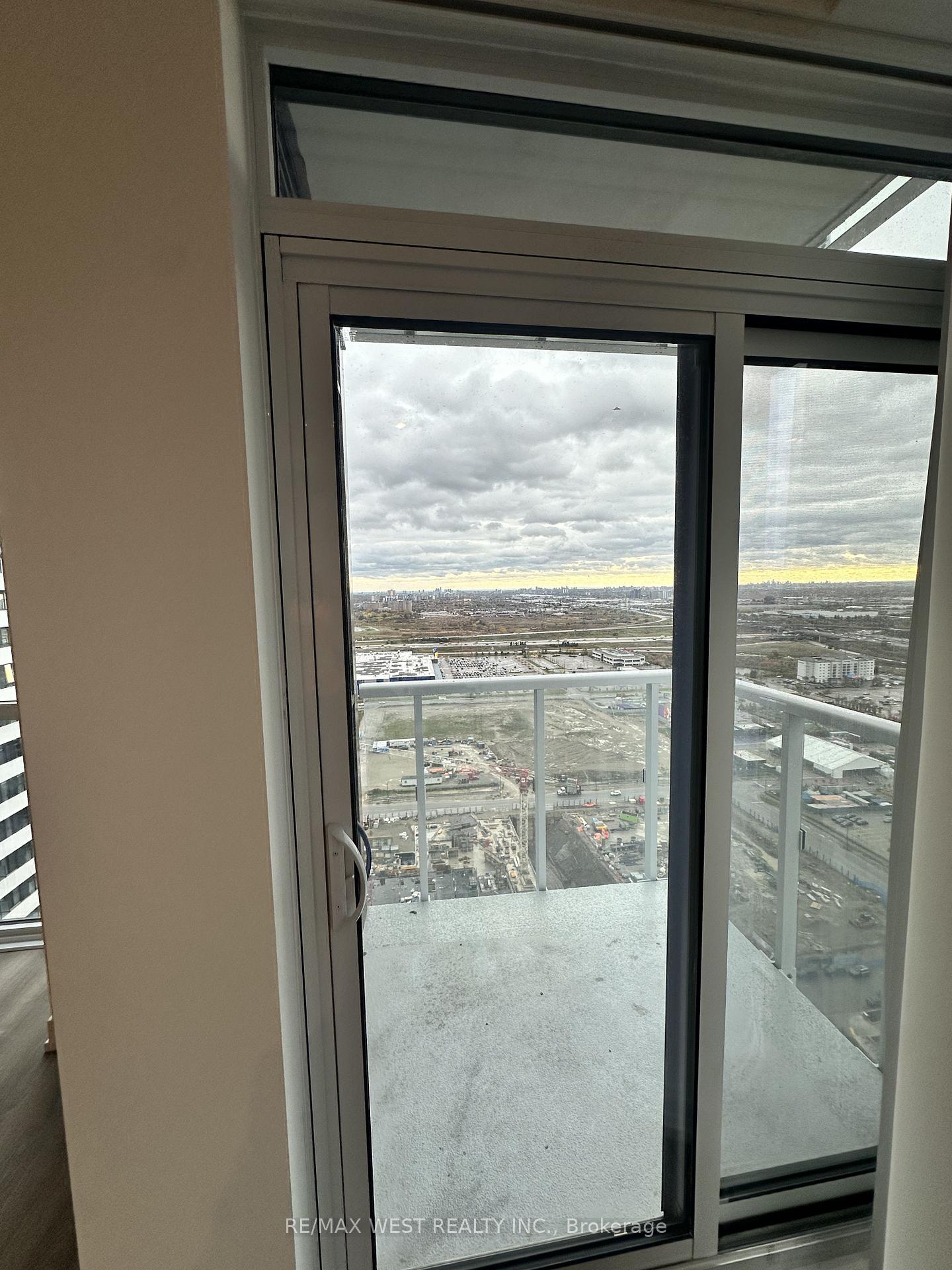 Photo 3 of Unit 3212, 8 interchange Way, Vaughan, Vaughan Corporate Centre — HOMEH