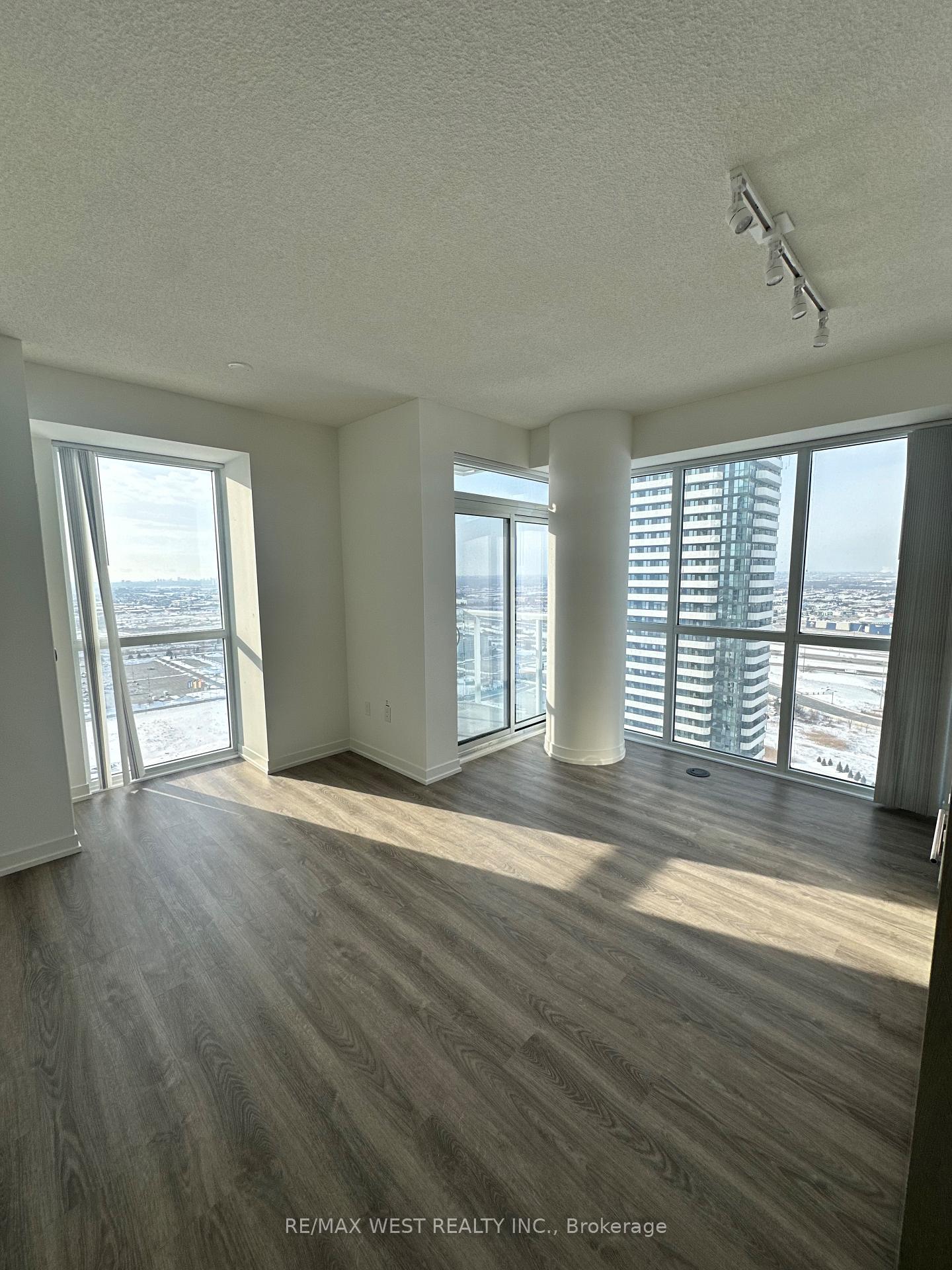 Photo 4 of Unit 3212, 8 interchange Way, Vaughan, Vaughan Corporate Centre — HOMEH