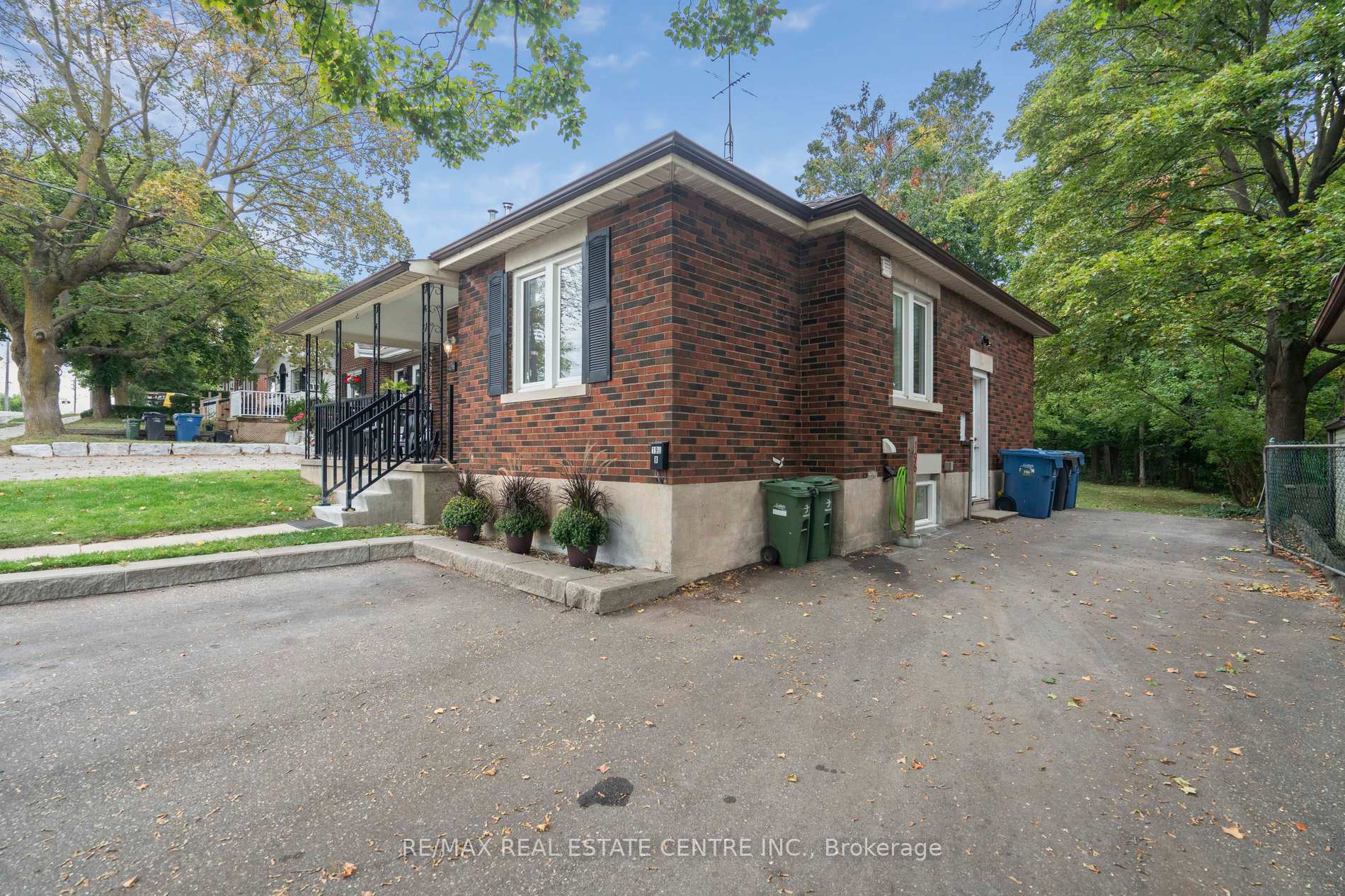 Photo 5 of 196 Silvercreek Parkway S, Guelph, Junction/Onward Willow — HOMEH