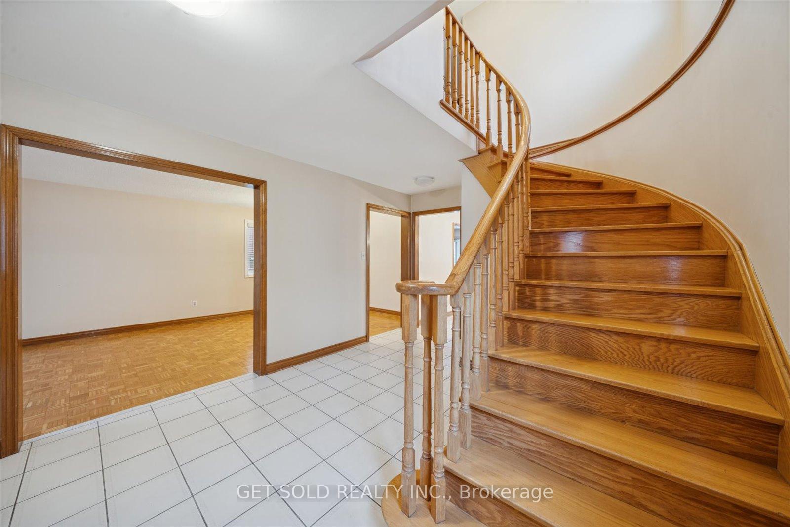 Photo 4 of 99 Carmen Crescent, Vaughan, East Woodbridge — HOMEH