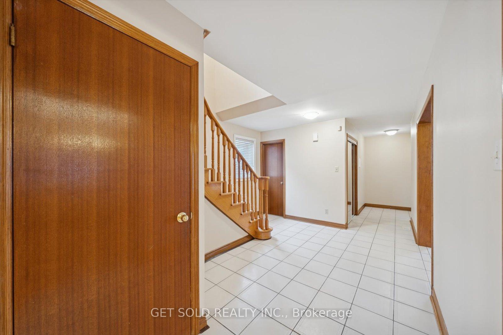 Photo 5 of 99 Carmen Crescent, Vaughan, East Woodbridge — HOMEH