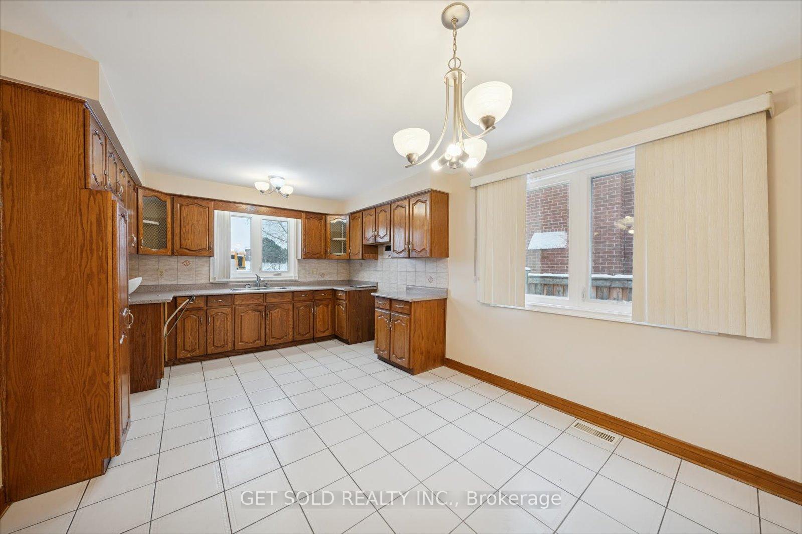 Photo 8 of 99 Carmen Crescent, Vaughan, East Woodbridge — HOMEH