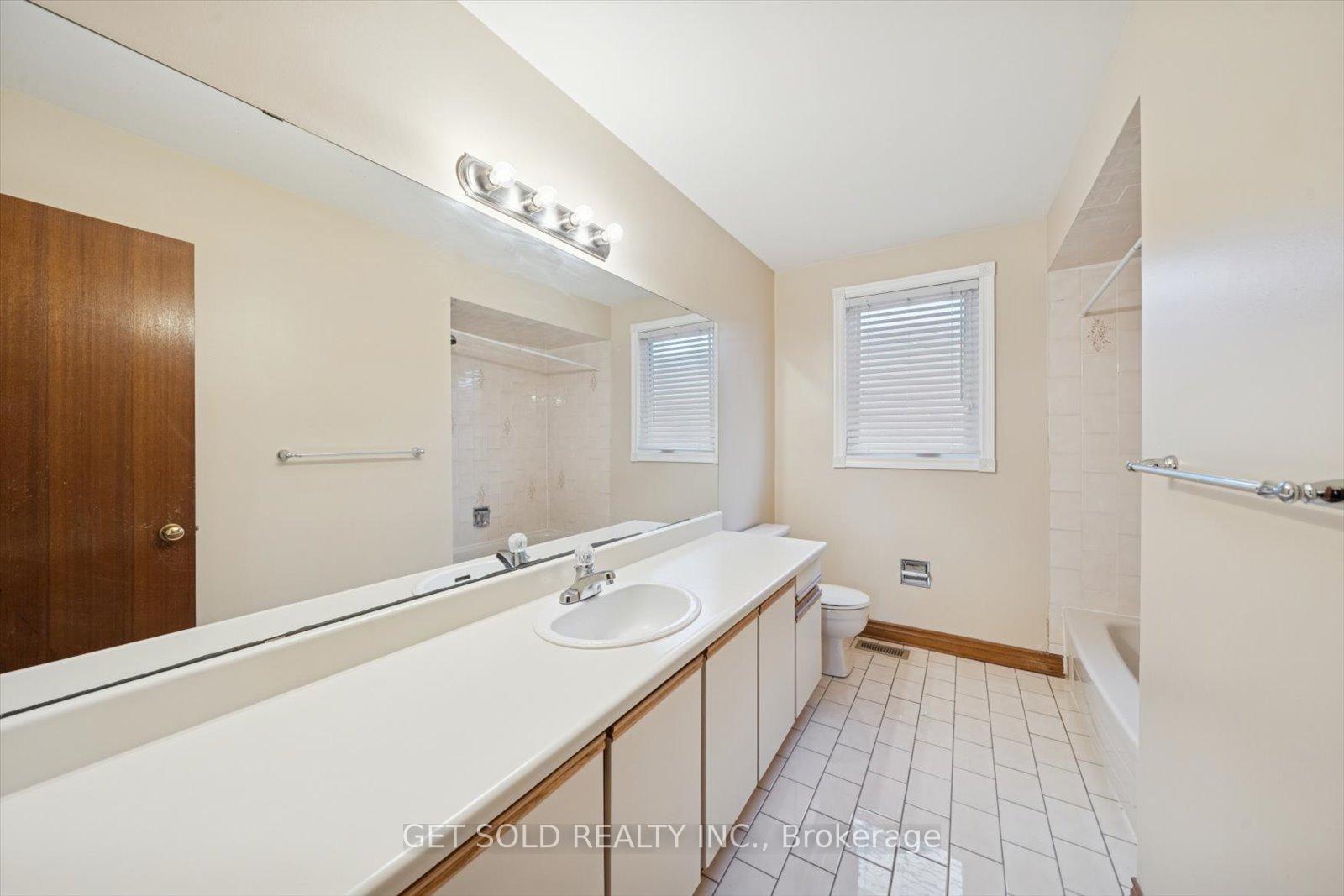 Photo 16 of 99 Carmen Crescent, Vaughan, East Woodbridge — HOMEH