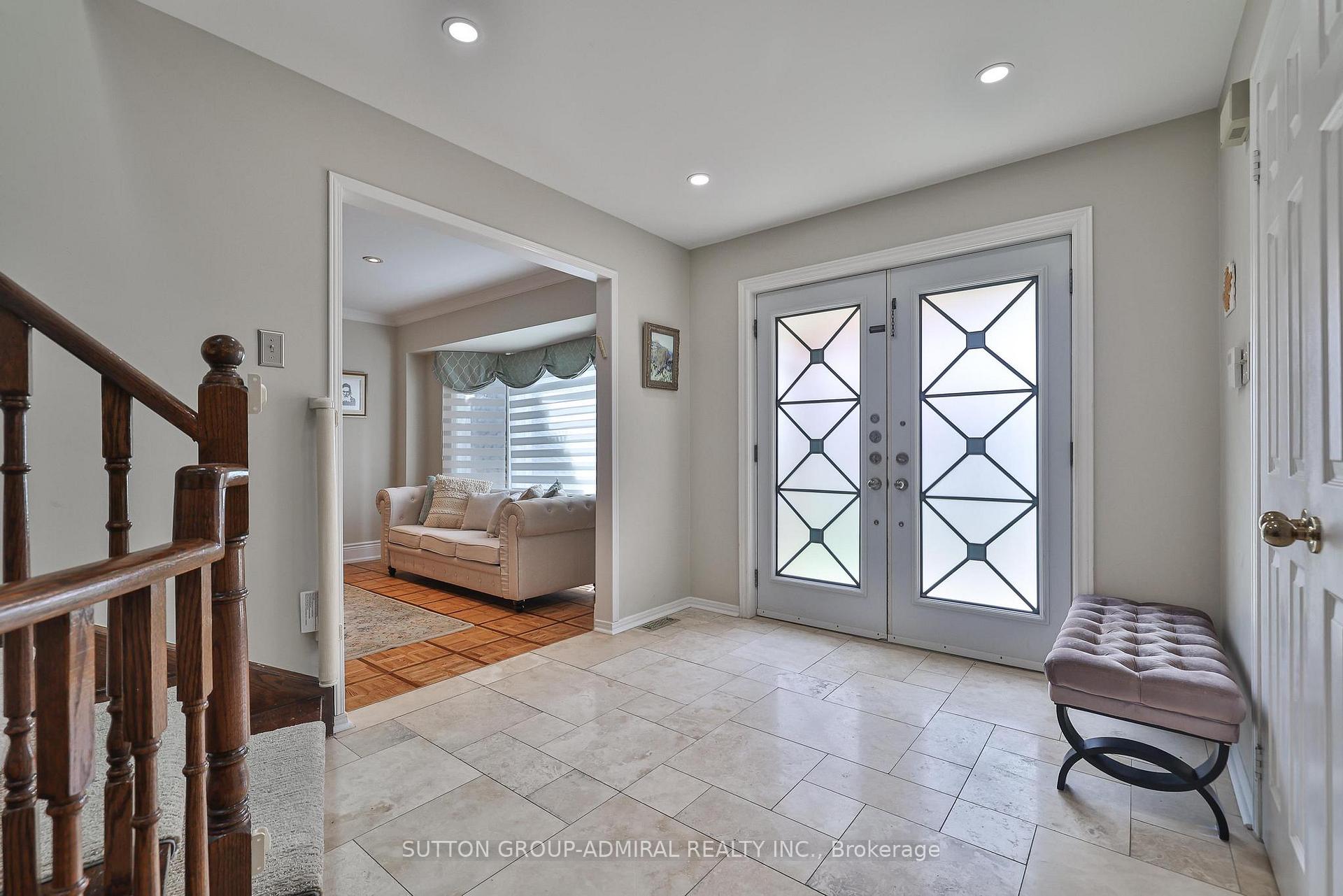 Photo 5 of 19 Bevshire Circle, Vaughan, Crestwood-Springfarm-Yorkhill — HOMEH