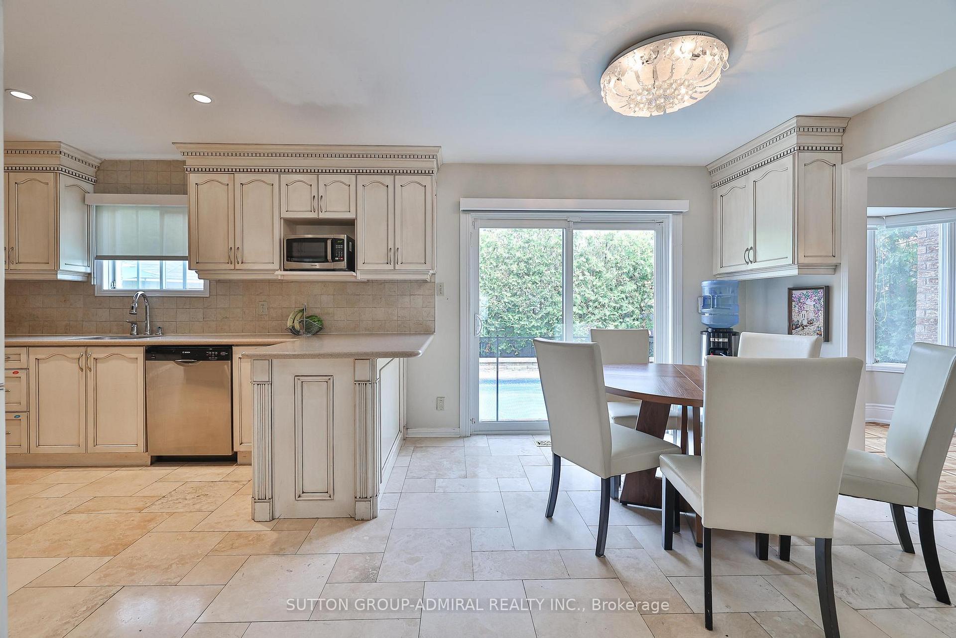 Photo 16 of 19 Bevshire Circle, Vaughan, Crestwood-Springfarm-Yorkhill — HOMEH