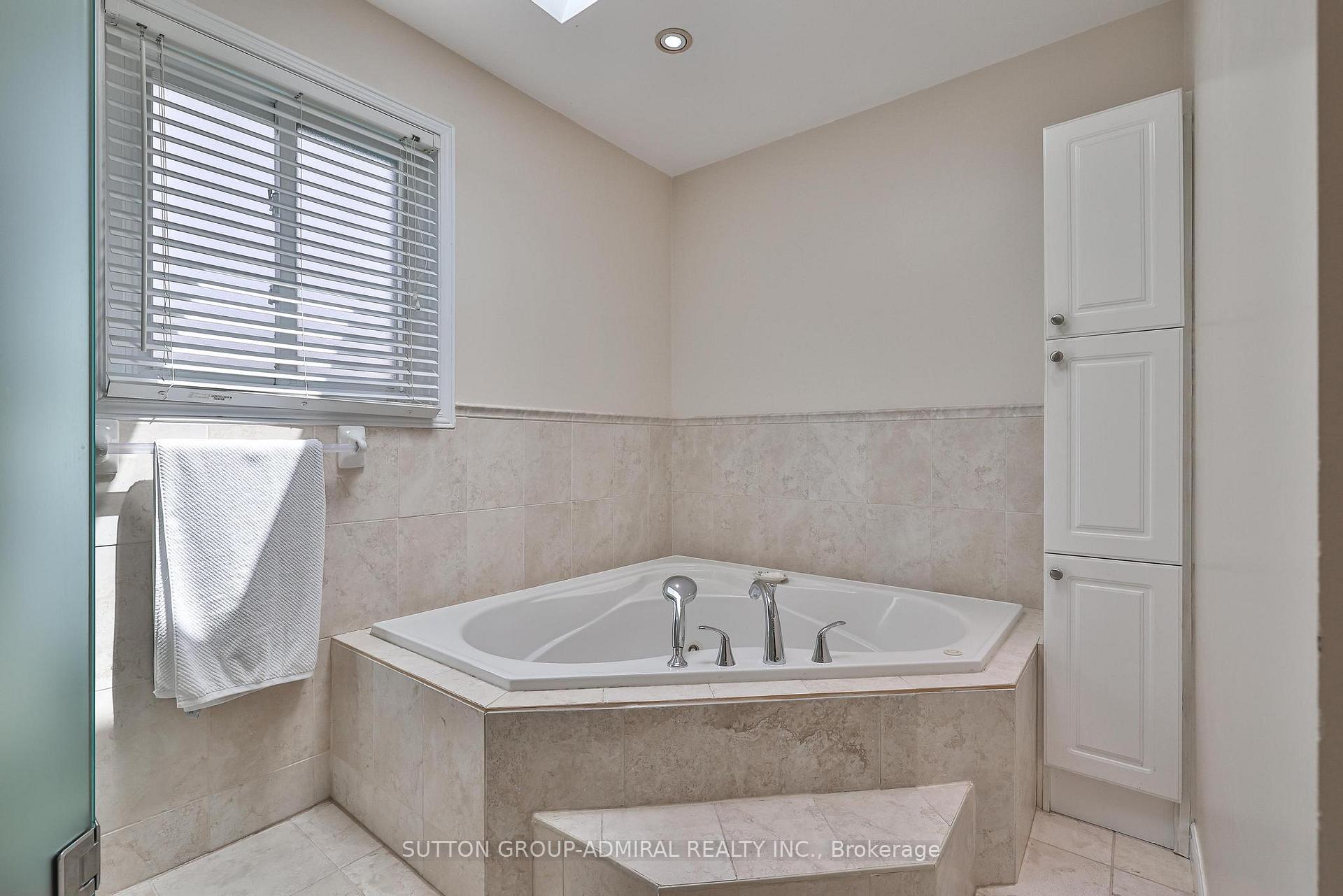 Photo 29 of 19 Bevshire Circle, Vaughan, Crestwood-Springfarm-Yorkhill — HOMEH