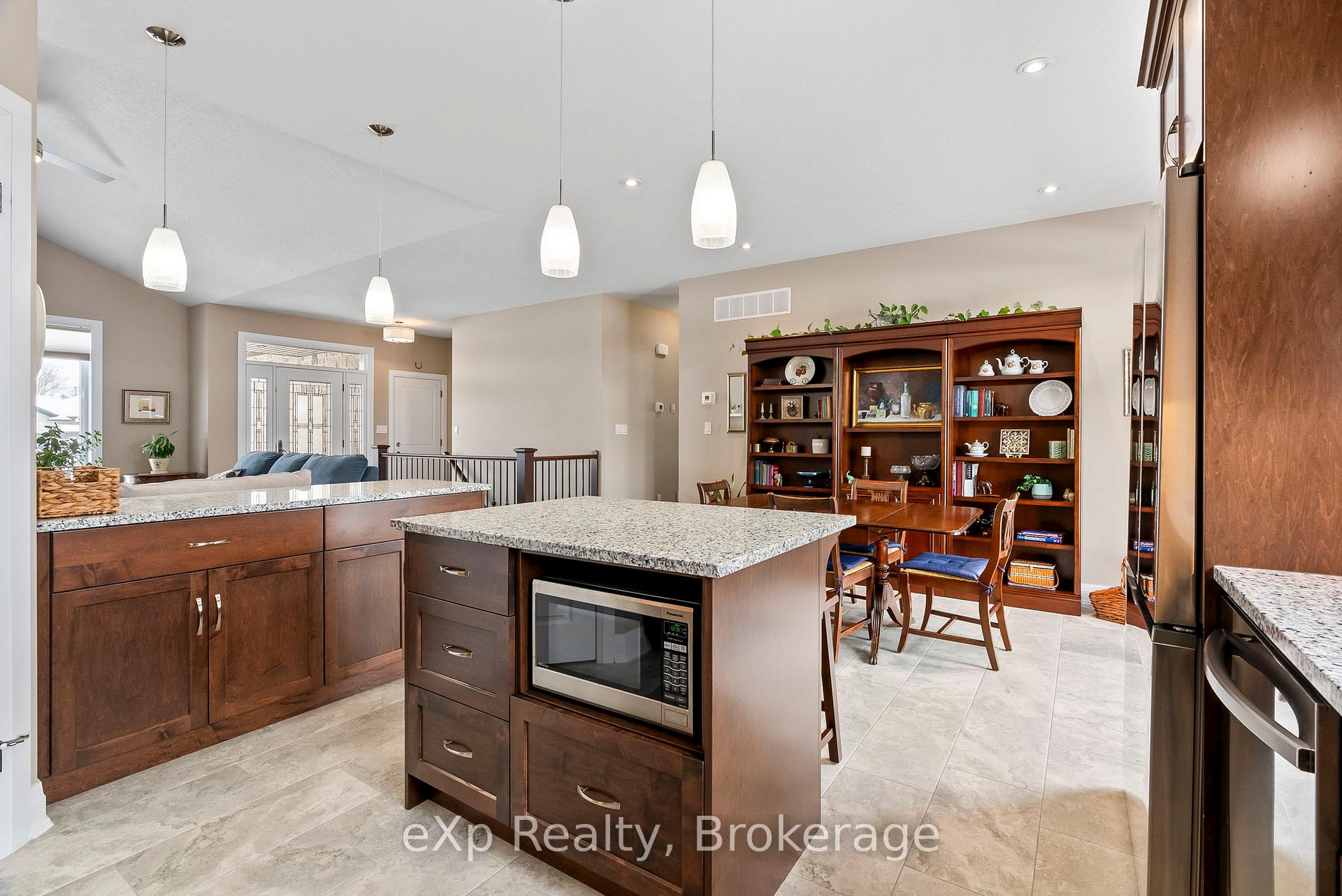 Photo 10 of 127 Doug'S Crescent, Wellington North, Mount Forest — HOMEH