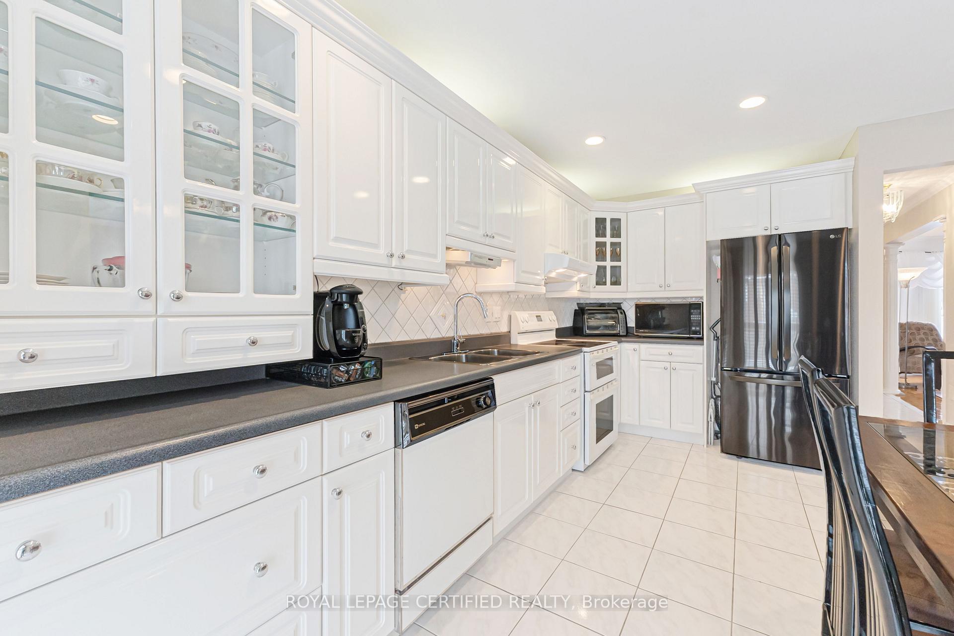 Photo 12 of 116 Malta Avenue, Brampton, Fletcher's Creek South — HOMEH