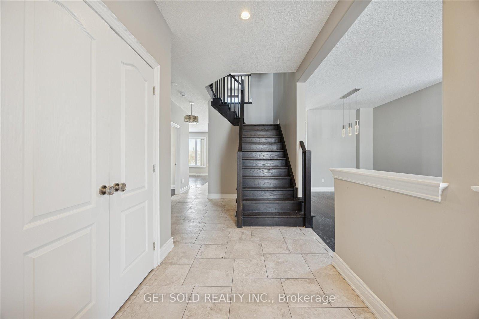 Photo 5 of 35 Marta Crescent, Barrie, Ardagh — HOMEH