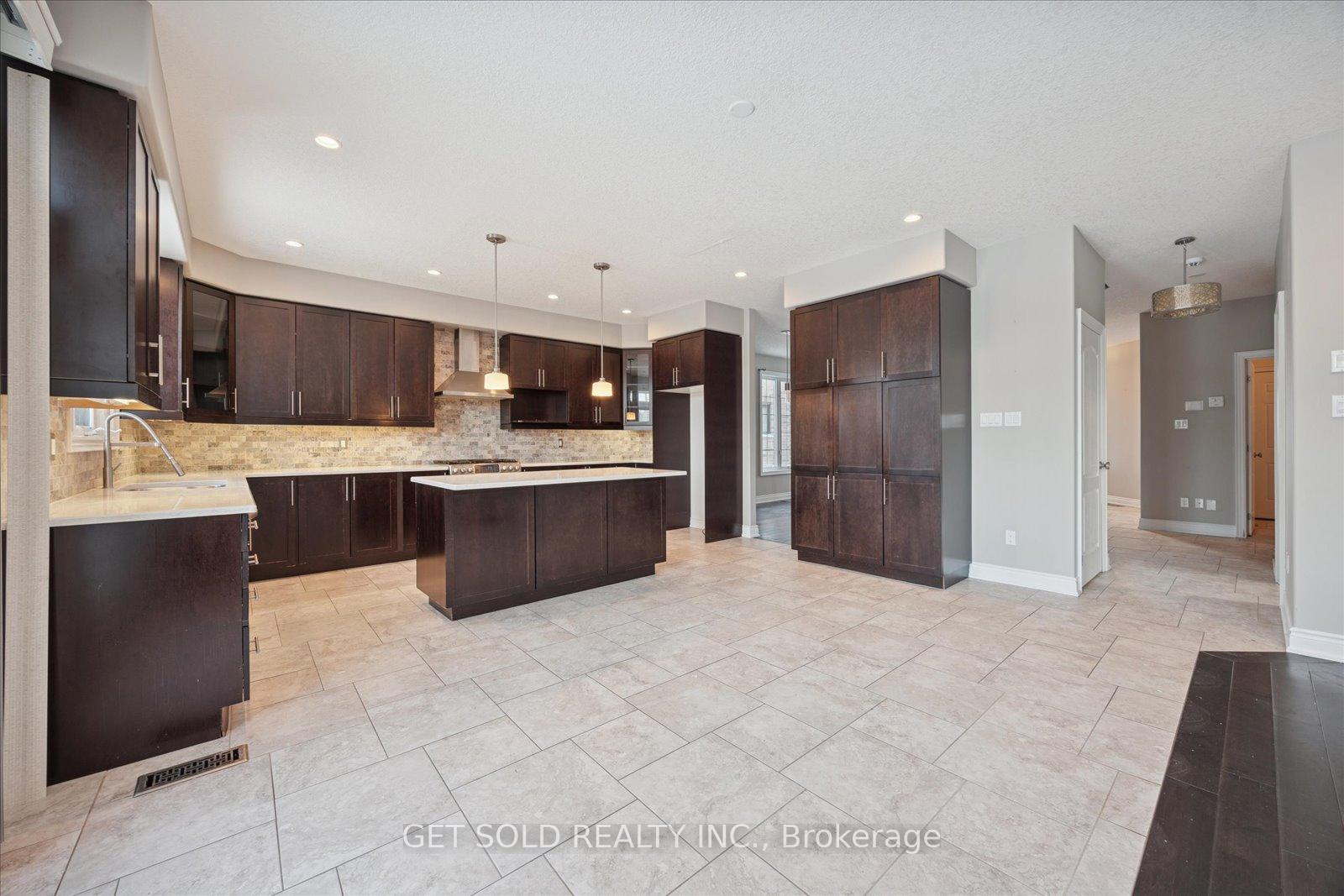 Photo 11 of 35 Marta Crescent, Barrie, Ardagh — HOMEH
