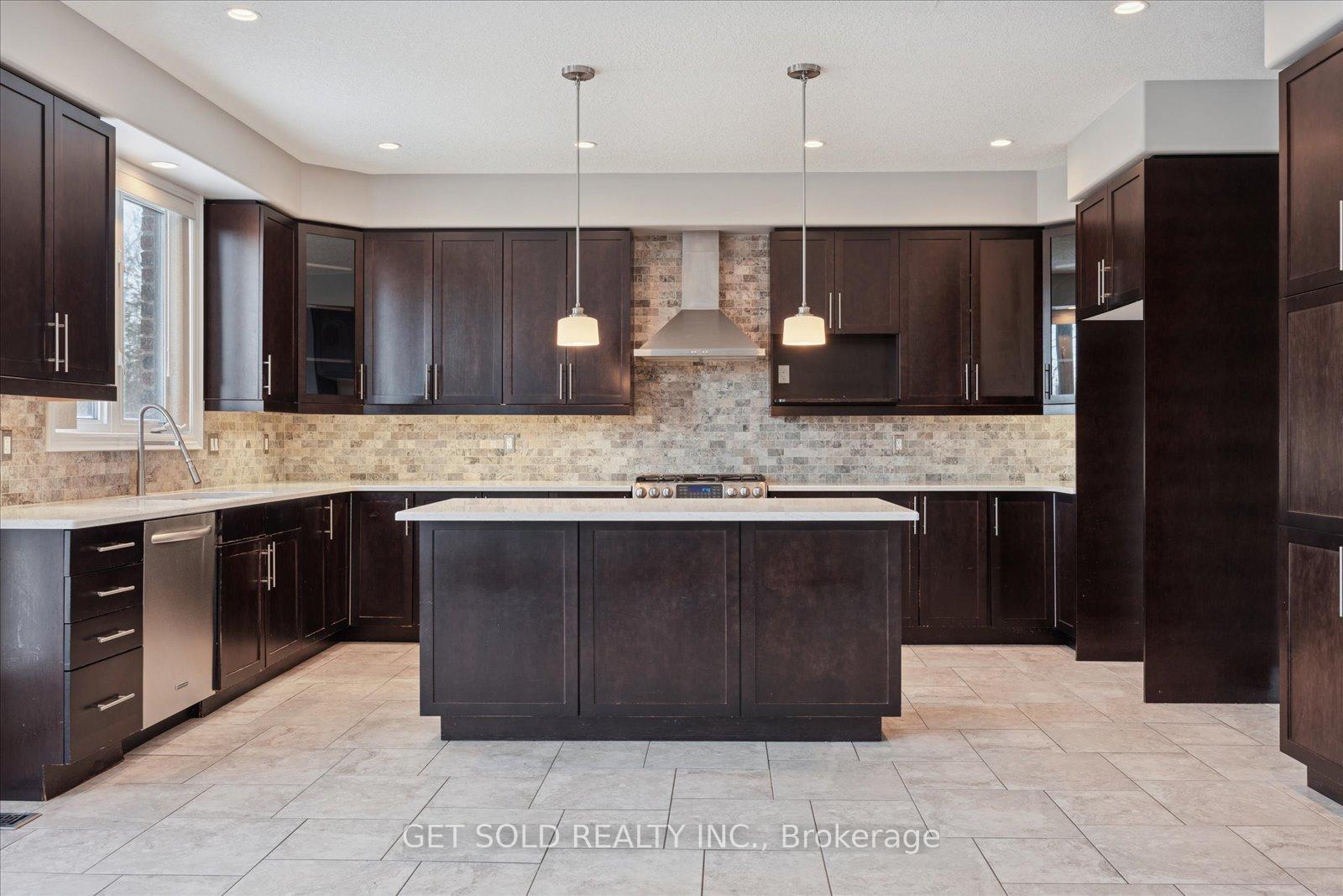 Photo 12 of 35 Marta Crescent, Barrie, Ardagh — HOMEH