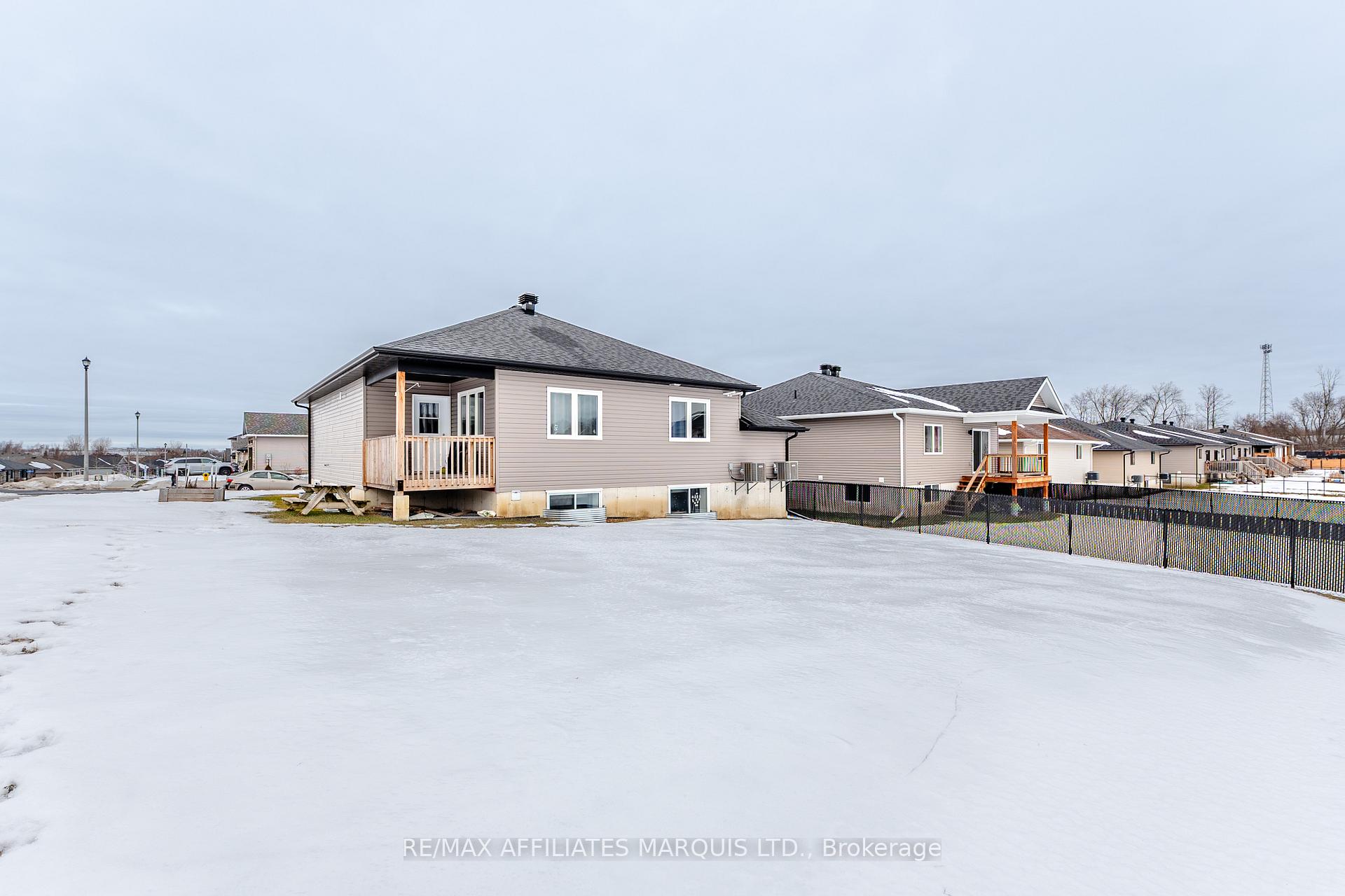 Photo 4 of 2459 Watson Crescent, Cornwall — HOMEH