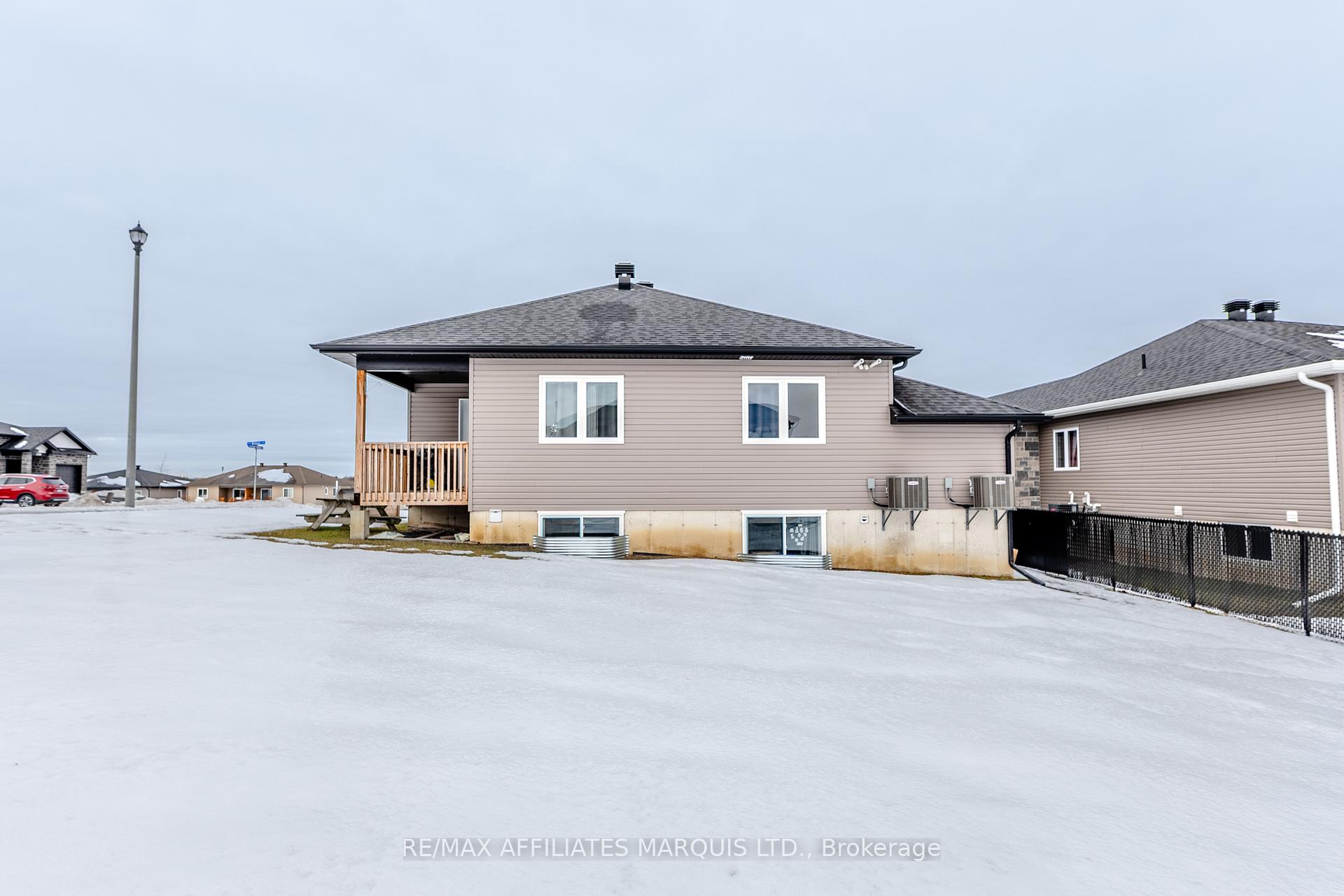 Photo 5 of 2459 Watson Crescent, Cornwall — HOMEH
